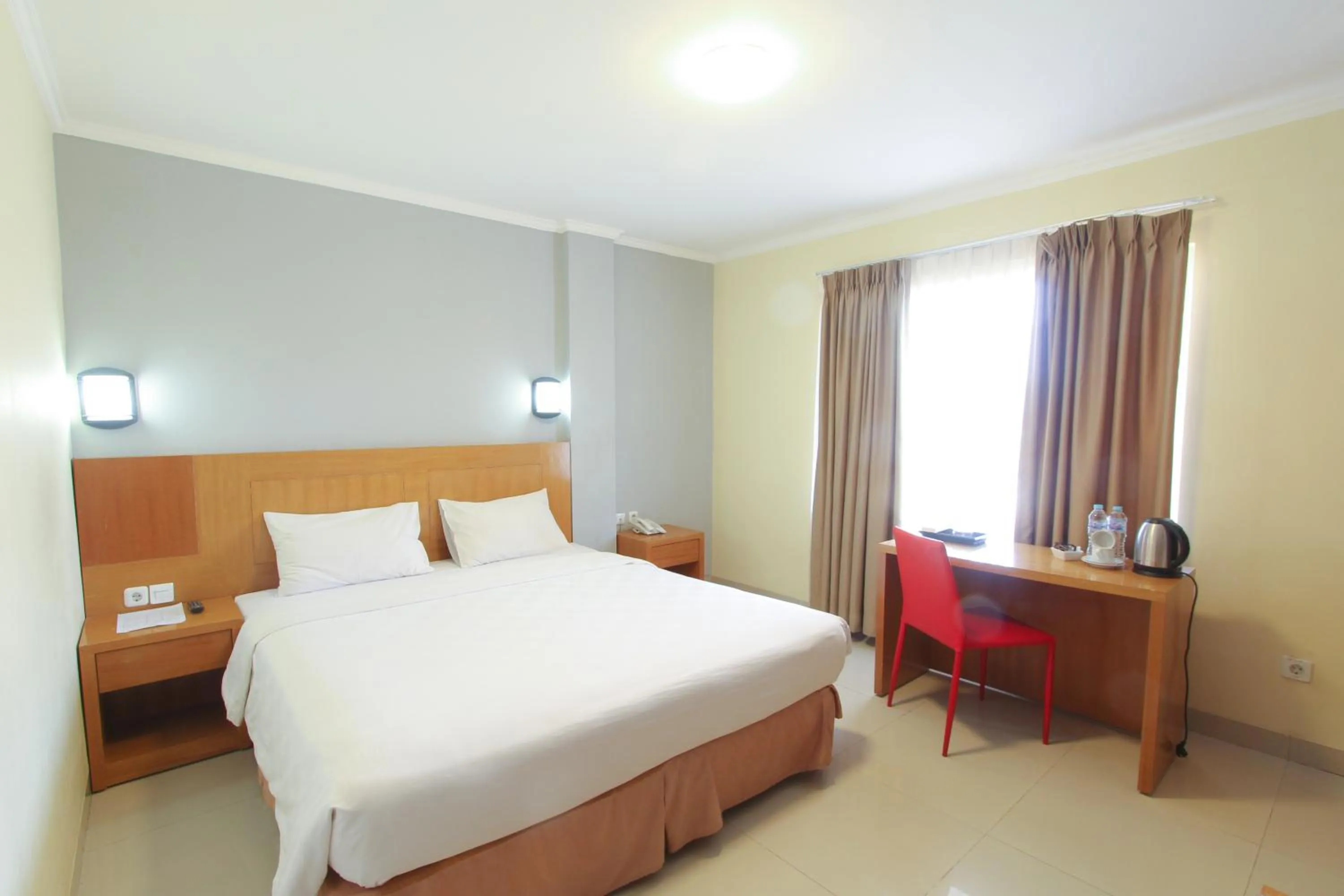Photo of the whole room, Bed in Maleosan Inn Manado Hotel