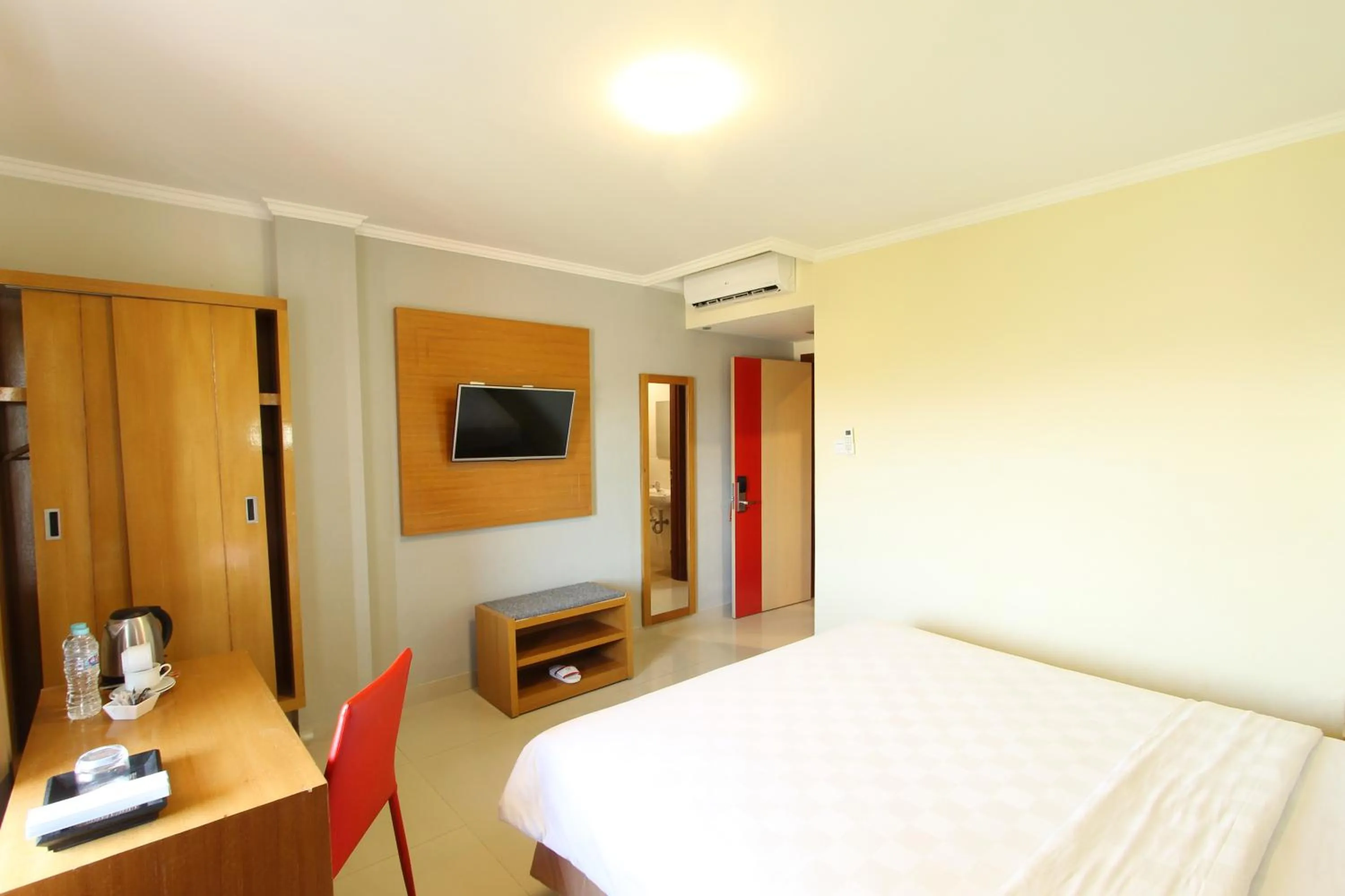 Bed in Maleosan Inn Manado Hotel