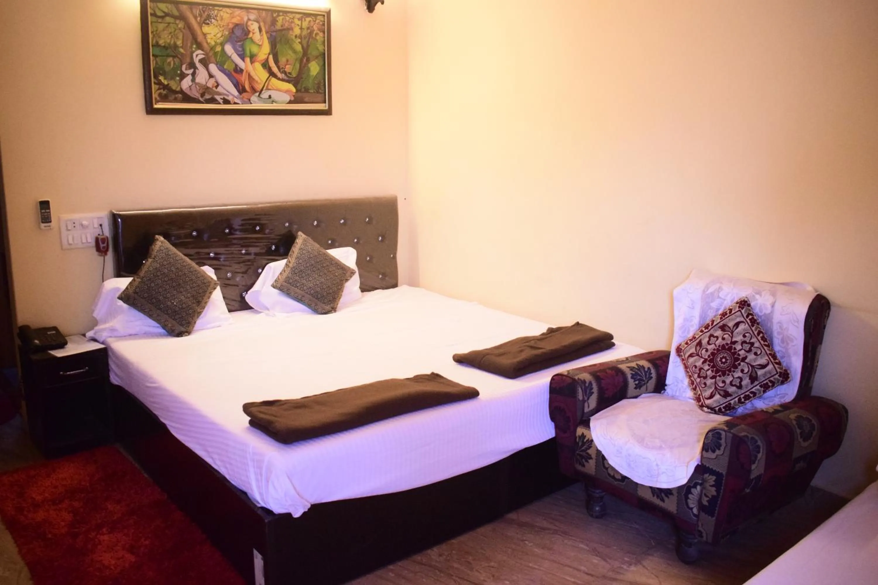 Bed in DS Residency Varanasi-Near Temple n Ghat-Parking