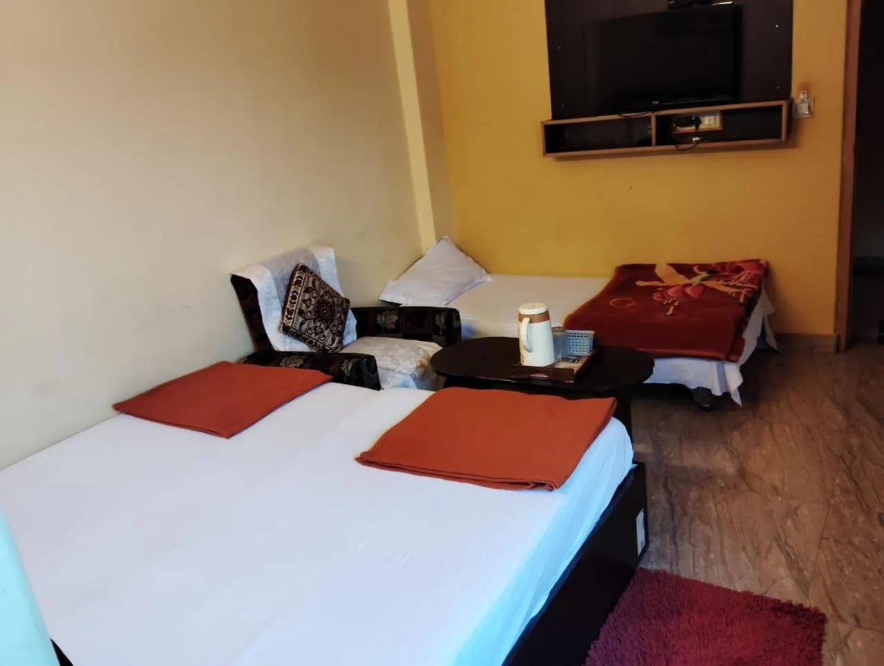 Bed in DS Residency Varanasi-Near Temple n Ghat-Parking
