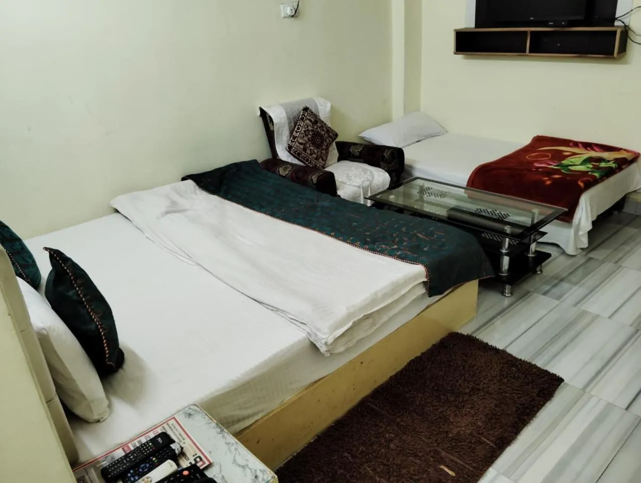 Bed in DS Residency Varanasi-Near Temple n Ghat-Parking