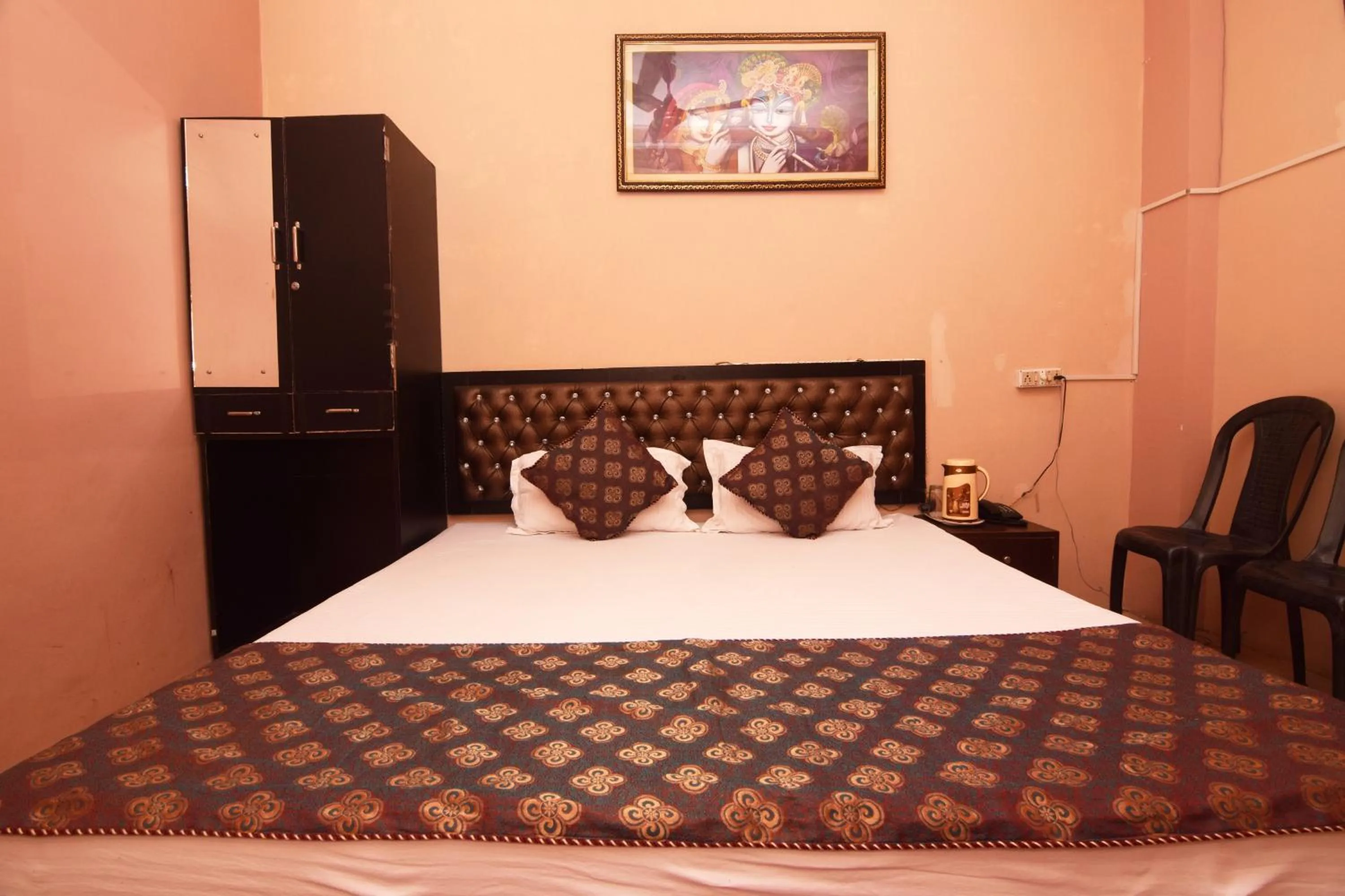 Bed in DS Residency Varanasi-Near Temple n Ghat-Parking