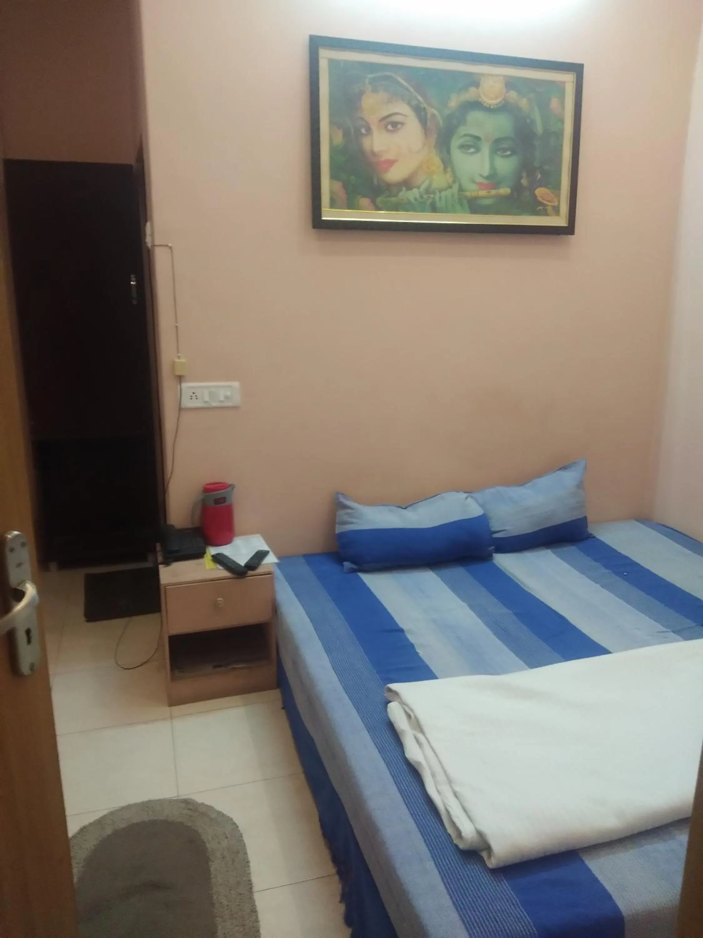 Bed in DS Residency Varanasi-Near Temple n Ghat-Parking