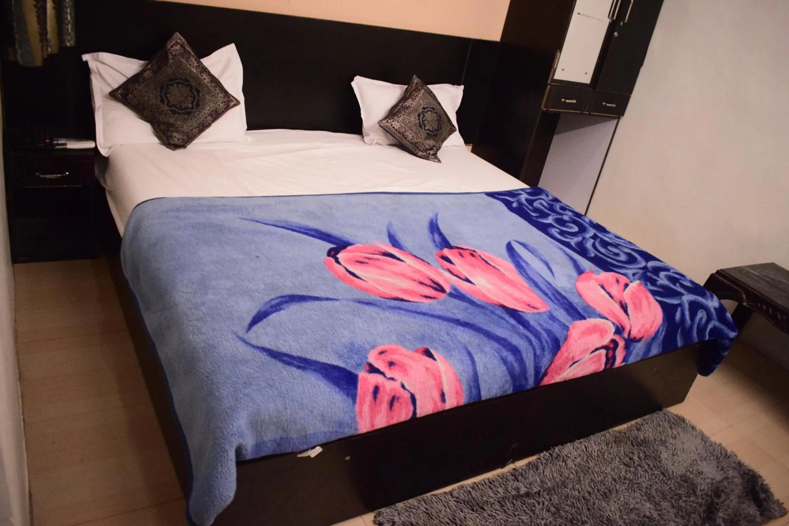 Bed in DS Residency Varanasi-Near Temple n Ghat-Parking