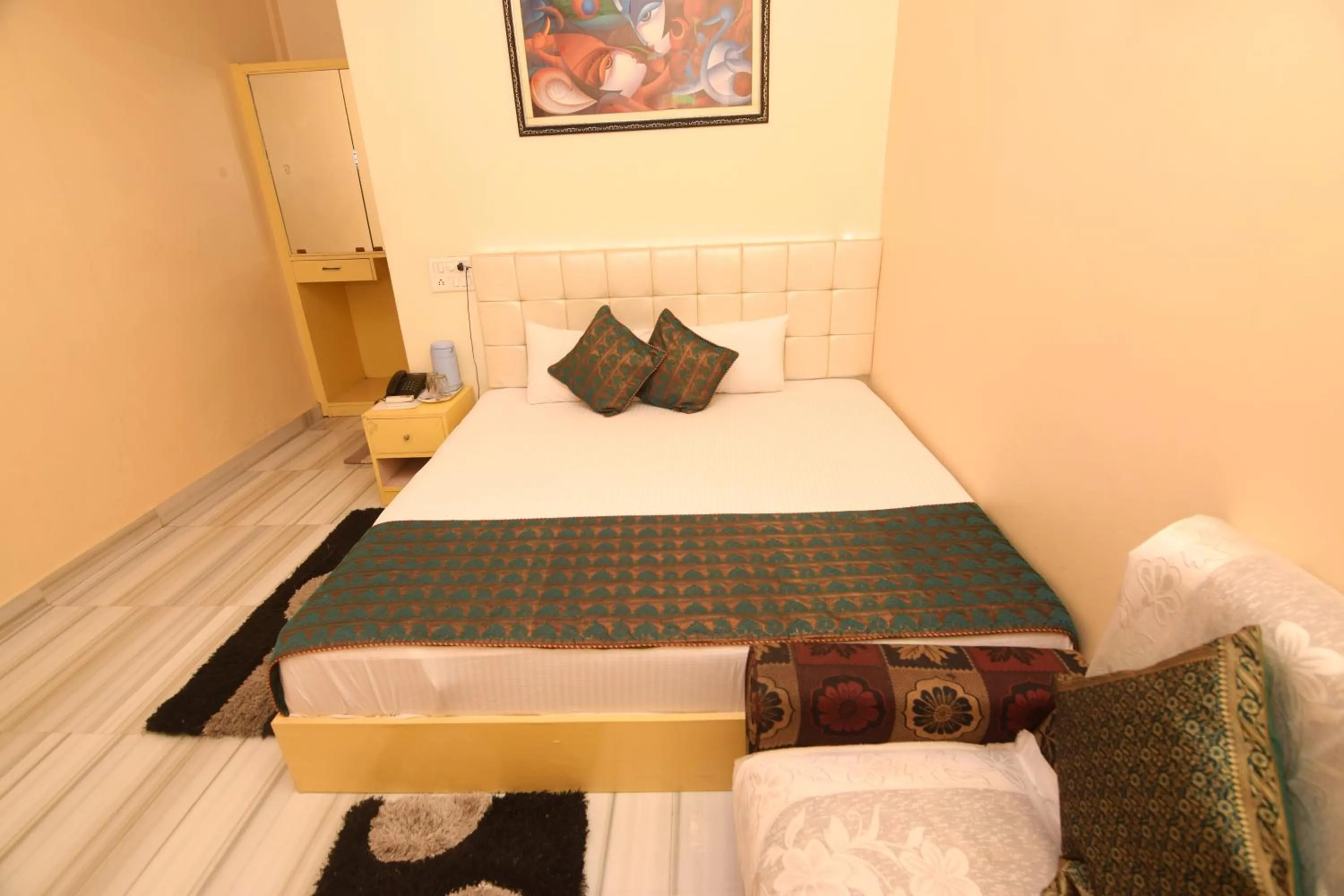 Bed in DS Residency Varanasi-Near Temple n Ghat-Parking