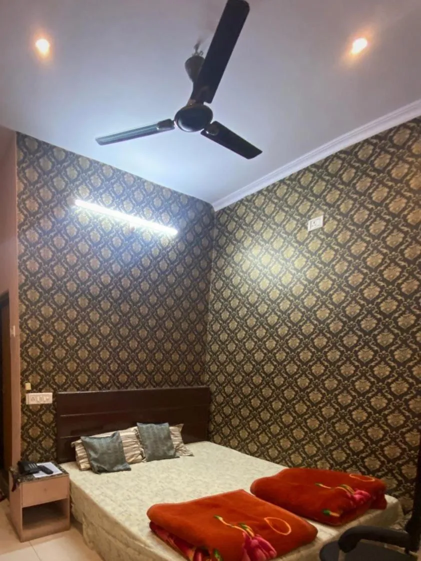 Bed in DS Residency Varanasi-Near Temple n Ghat-Parking