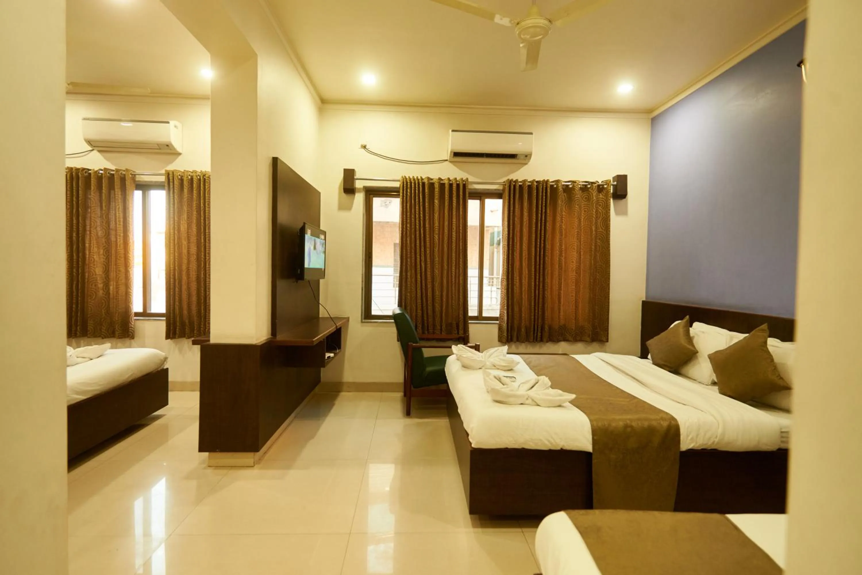 Bed in Hotel Pride Inn Shirdi