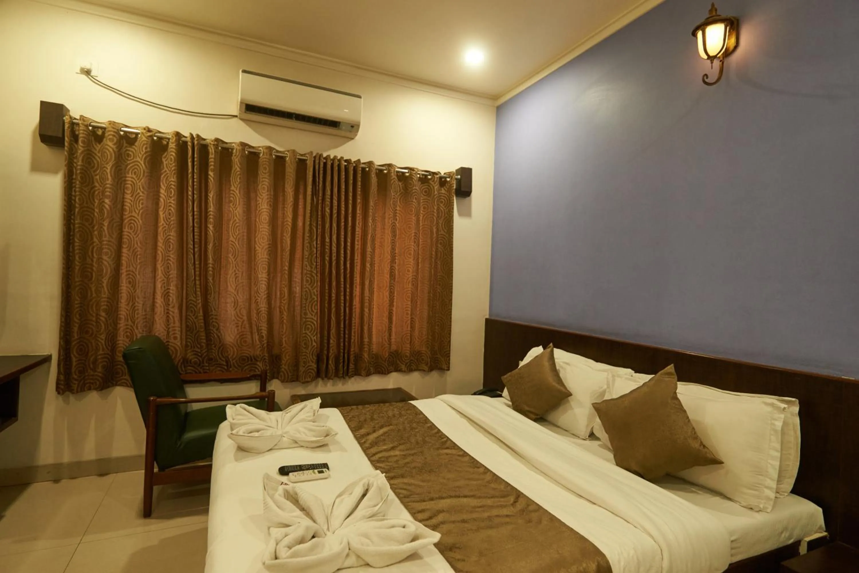 Bed in Hotel Pride Inn Shirdi