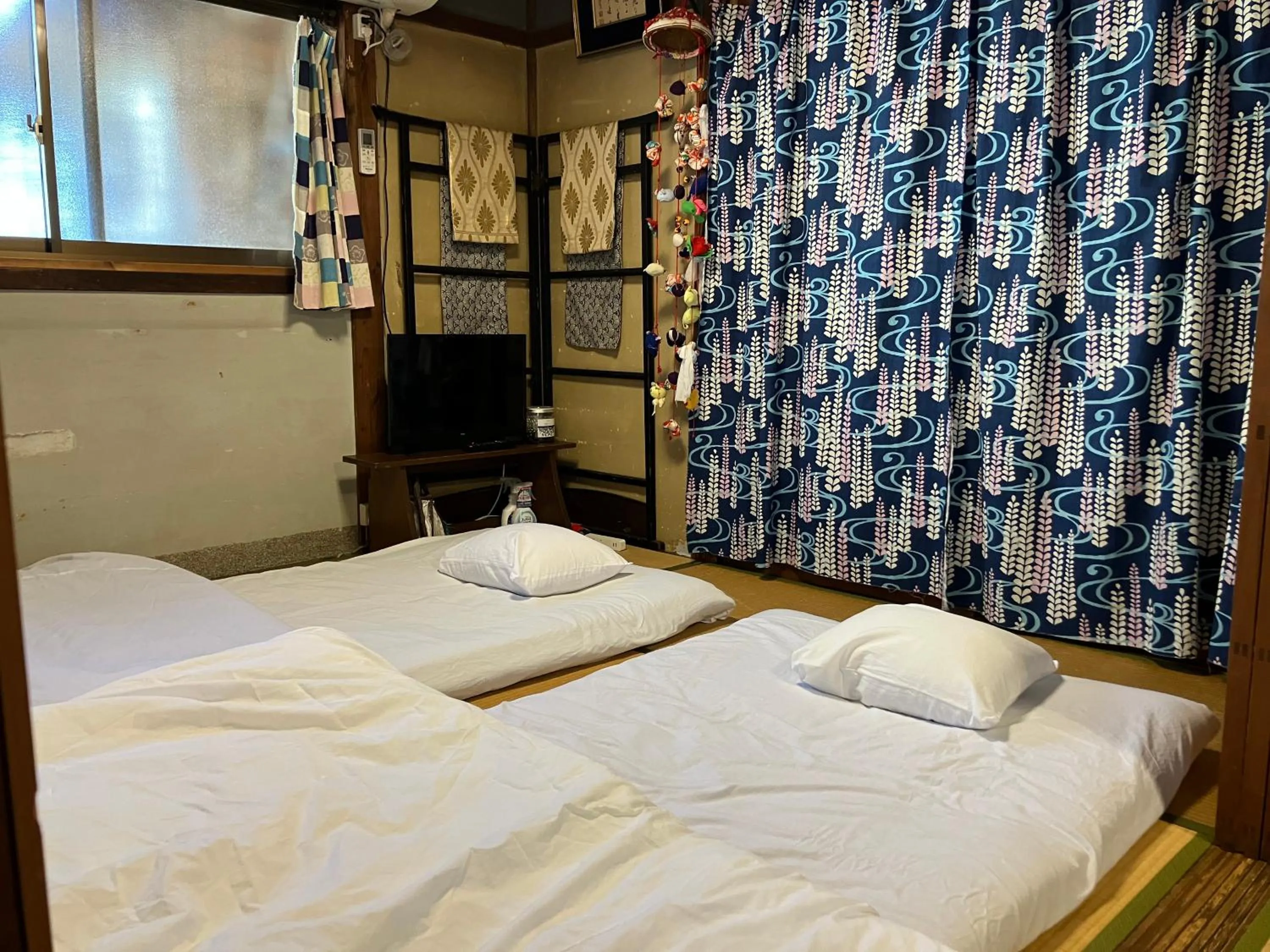 Photo of the whole room, Bed in wagaranchi