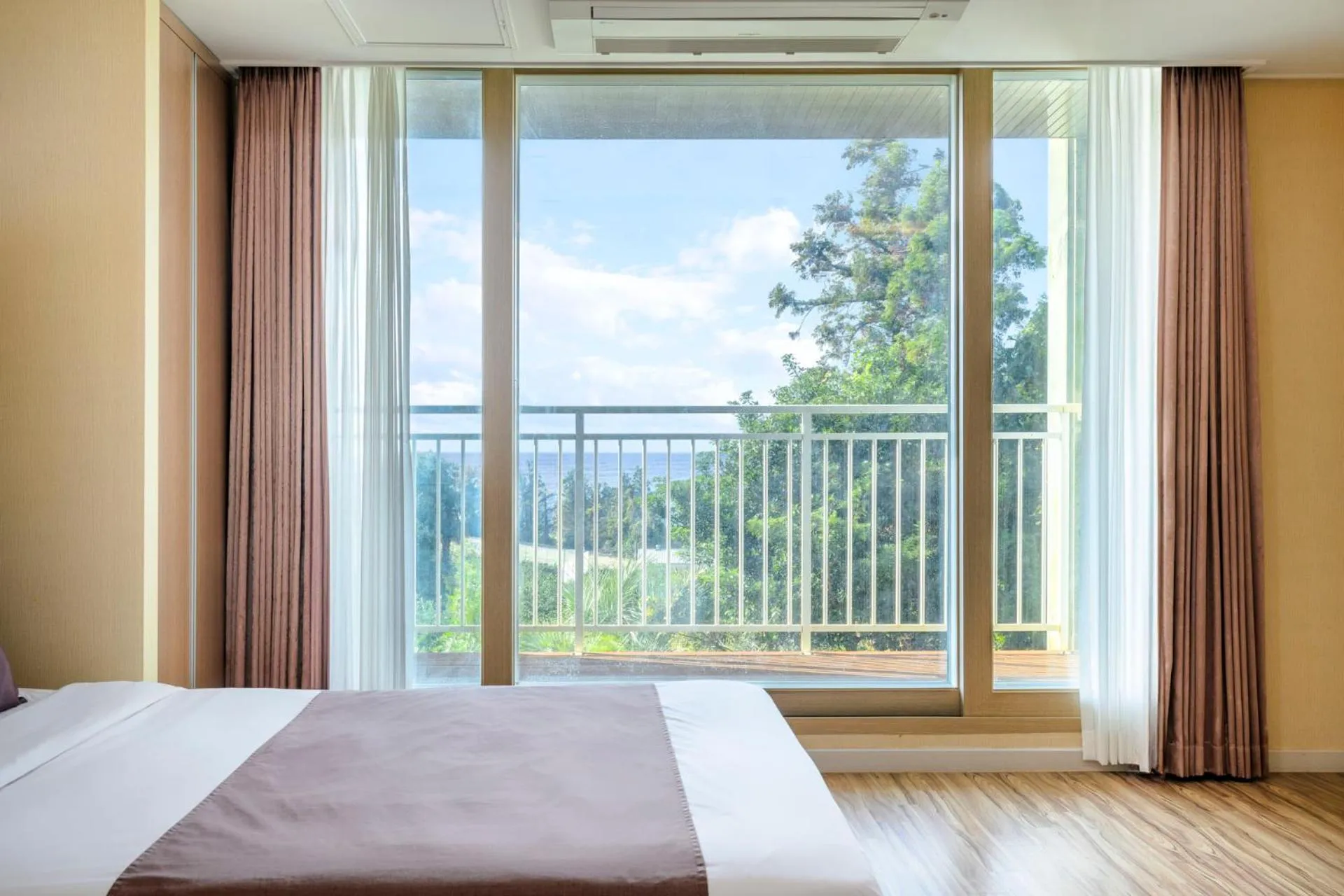 Balcony/Terrace, Bed in Jeju M Resort