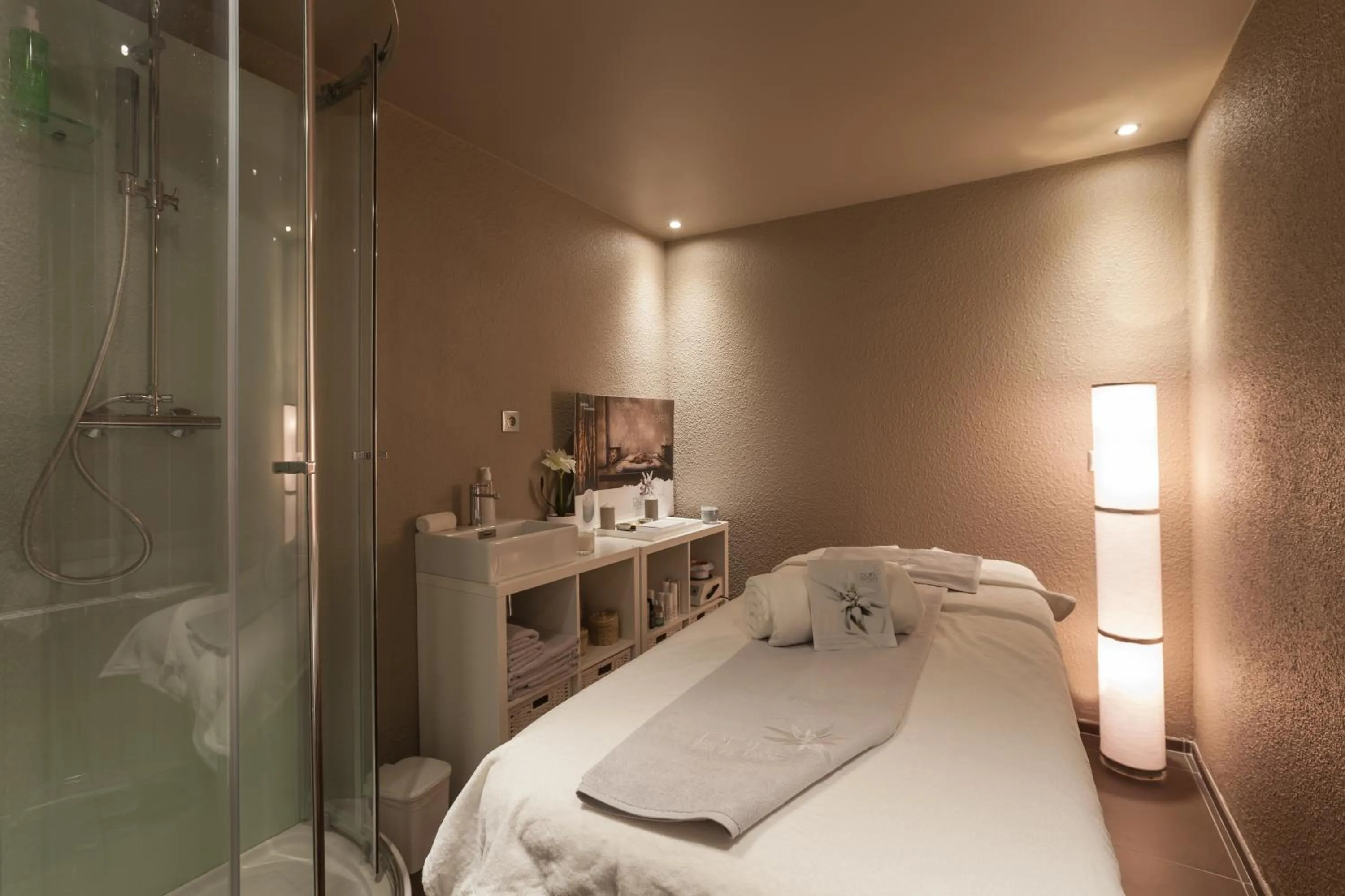 Massage, Bed in Royal Ours Blanc Boutique Hôtel & Spa