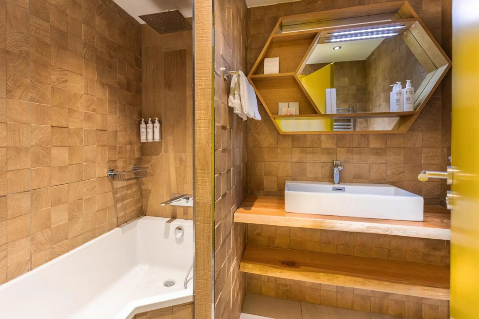 Shower in Royal Ours Blanc Boutique Hôtel & Spa