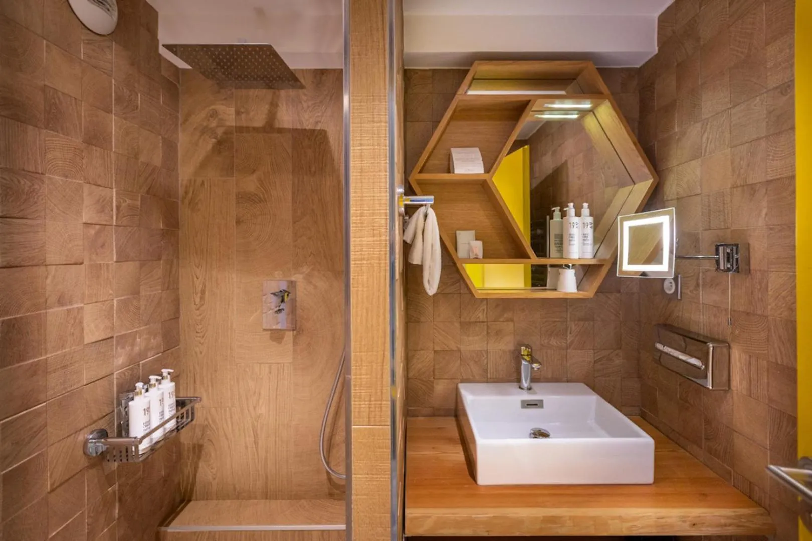 Shower in Royal Ours Blanc Boutique Hôtel & Spa