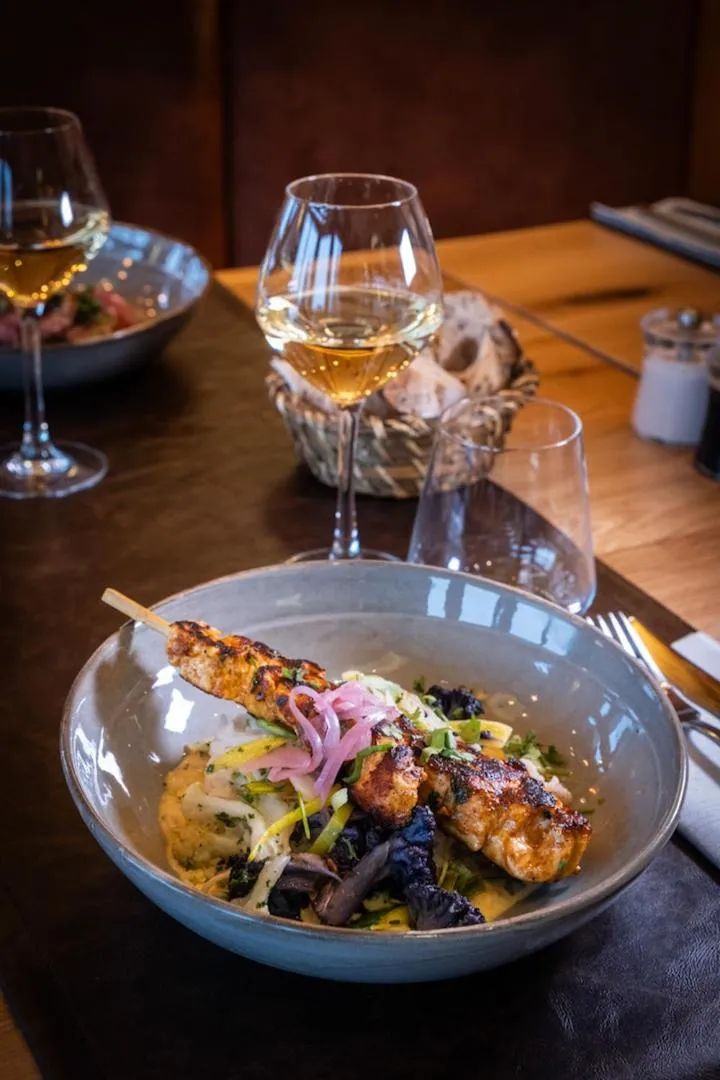 Restaurant/places to eat in Royal Ours Blanc Boutique Hôtel & Spa