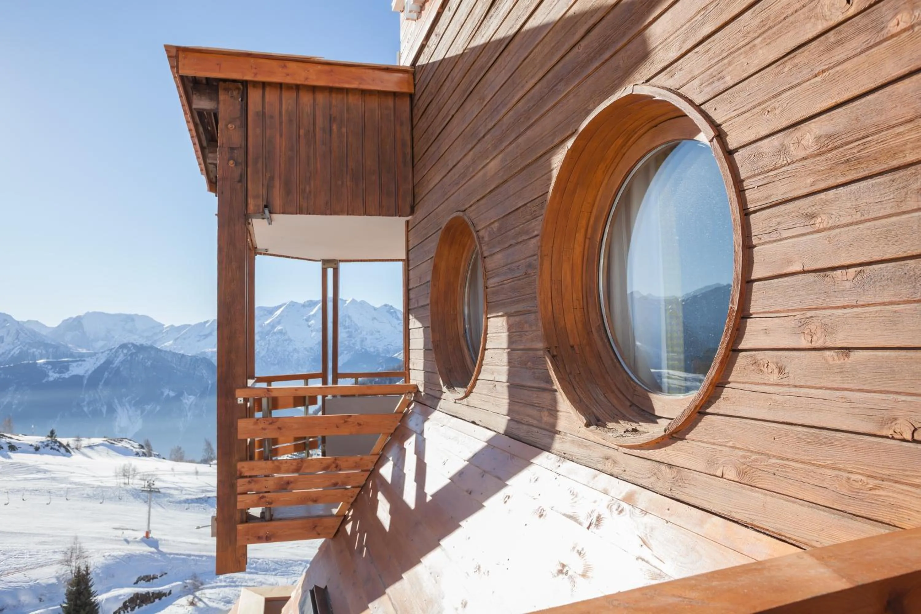 Facade/entrance in Royal Ours Blanc Boutique Hôtel & Spa