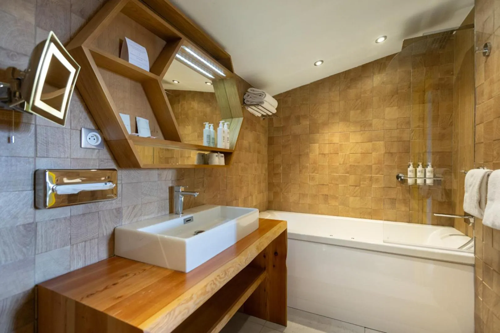 Hot Tub in Royal Ours Blanc Boutique Hôtel & Spa