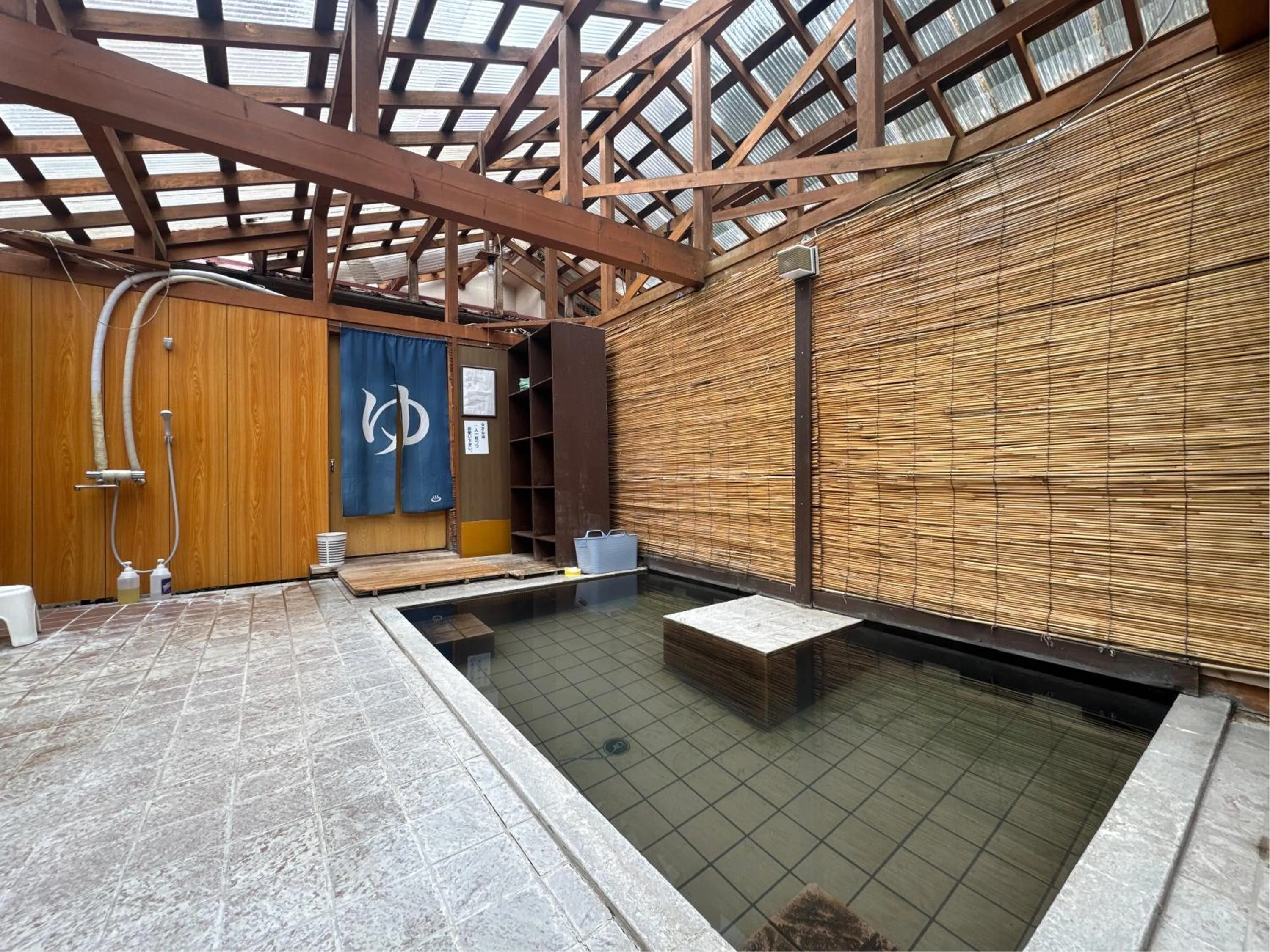 Hot Spring Bath in Guesthouse Tomoshibi