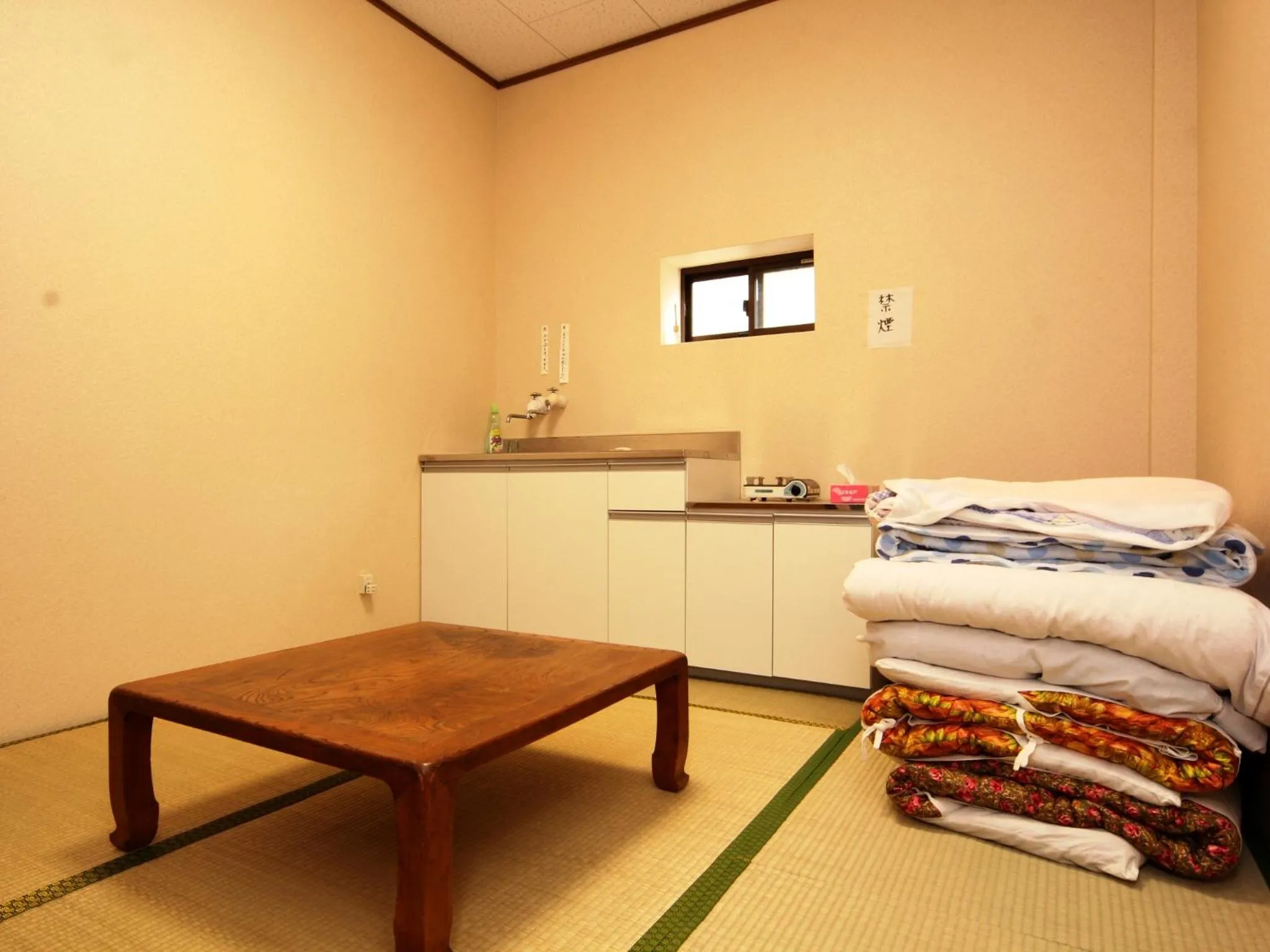 Kitchen or kitchenette, Bed in Guesthouse Tomoshibi