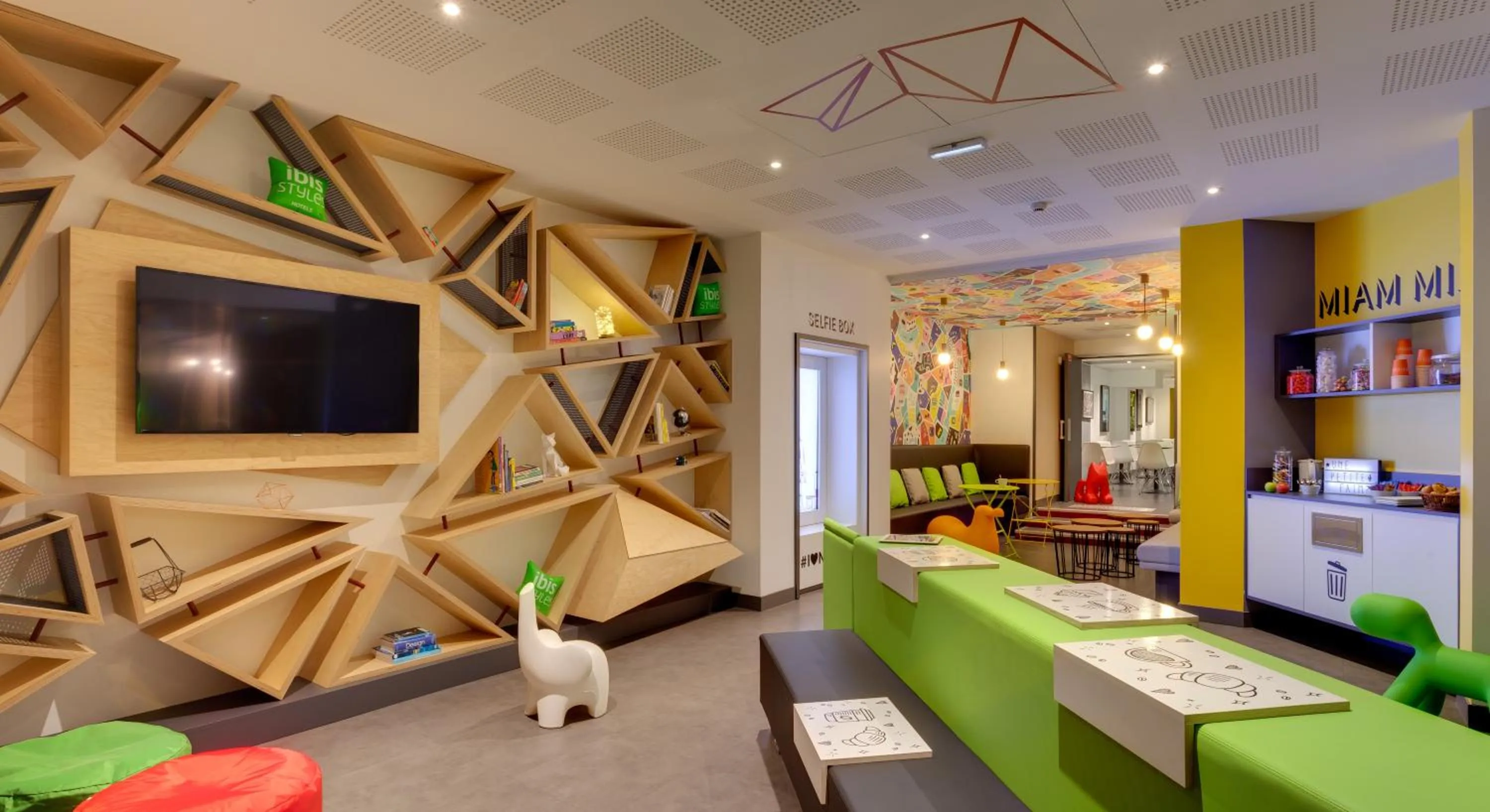 Communal lounge/ TV room in ibis Styles Nantes Centre Gare