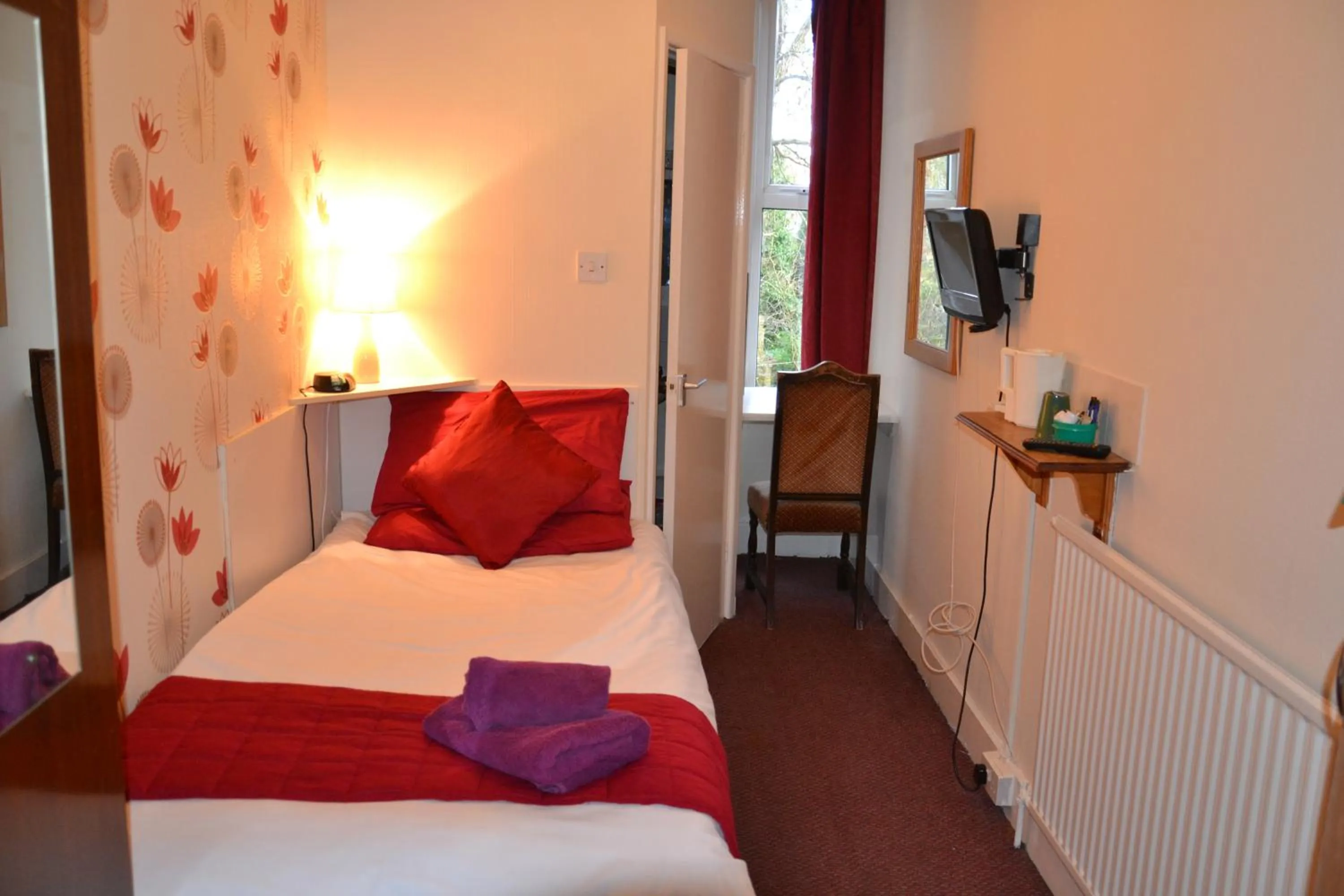 Bed in Abbey Lodge Hotel