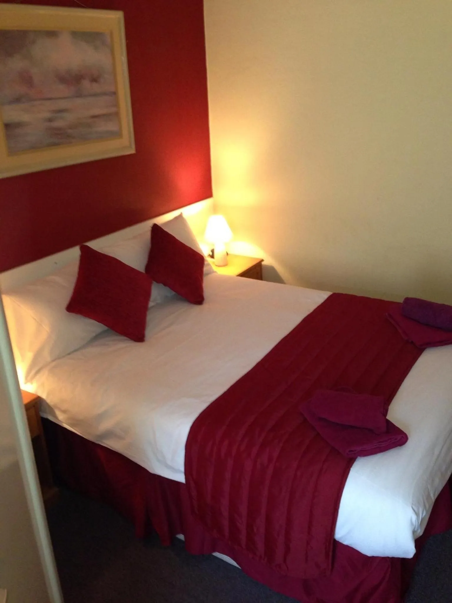 Bathroom, Bed in Abbey Lodge Hotel