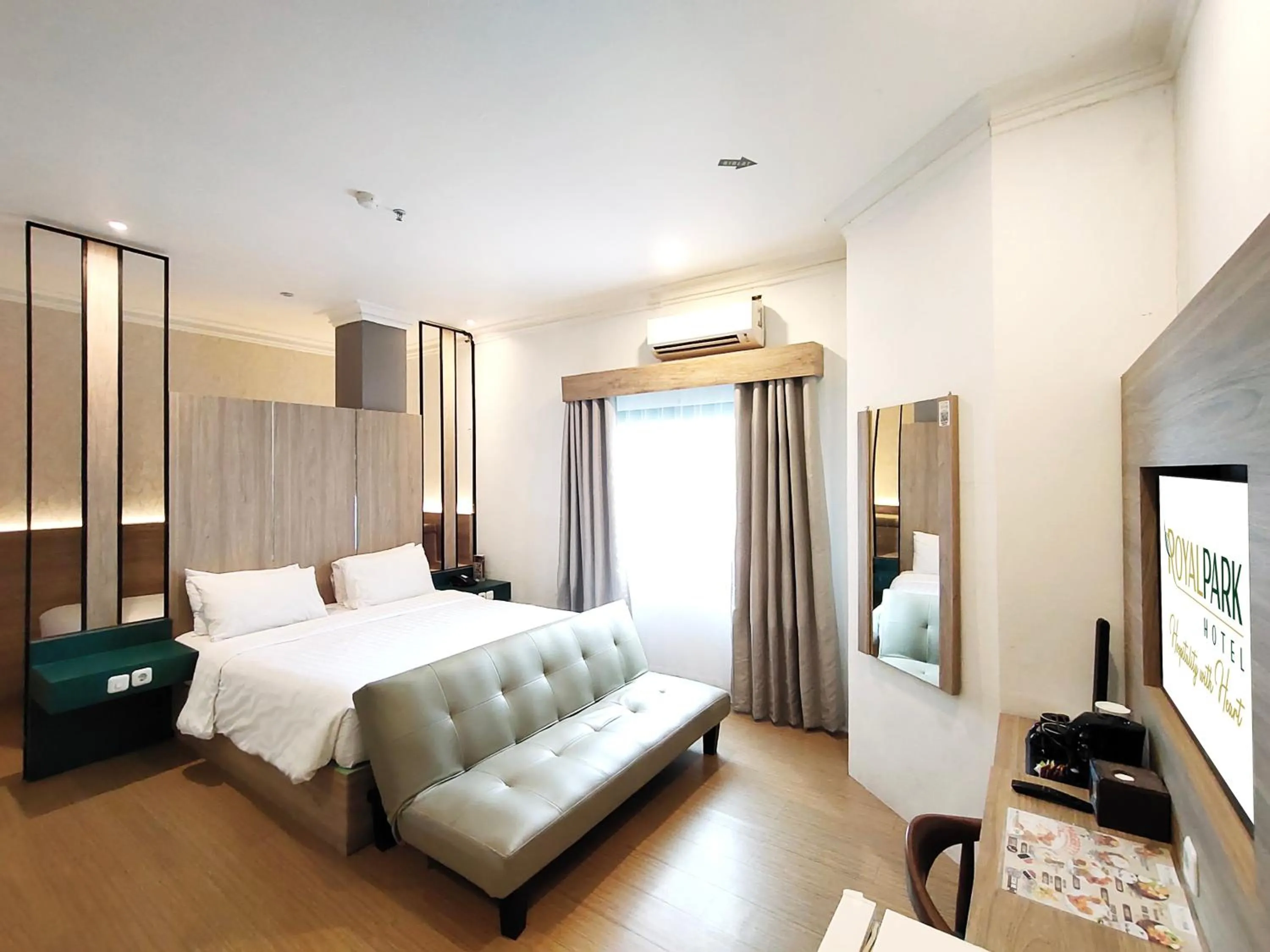 Bed in Royal Park Hotel