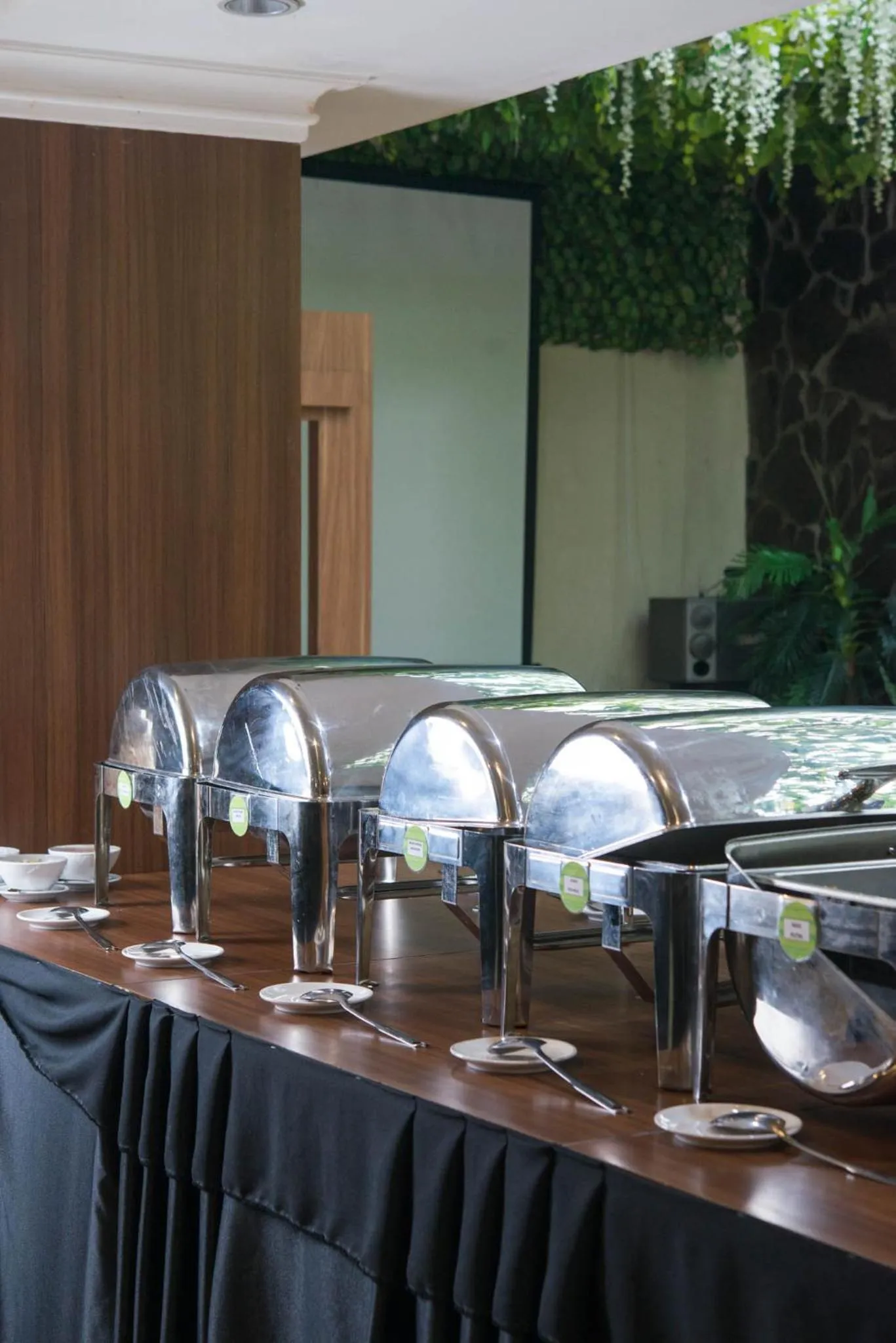 Restaurant/places to eat in Royal Park Hotel