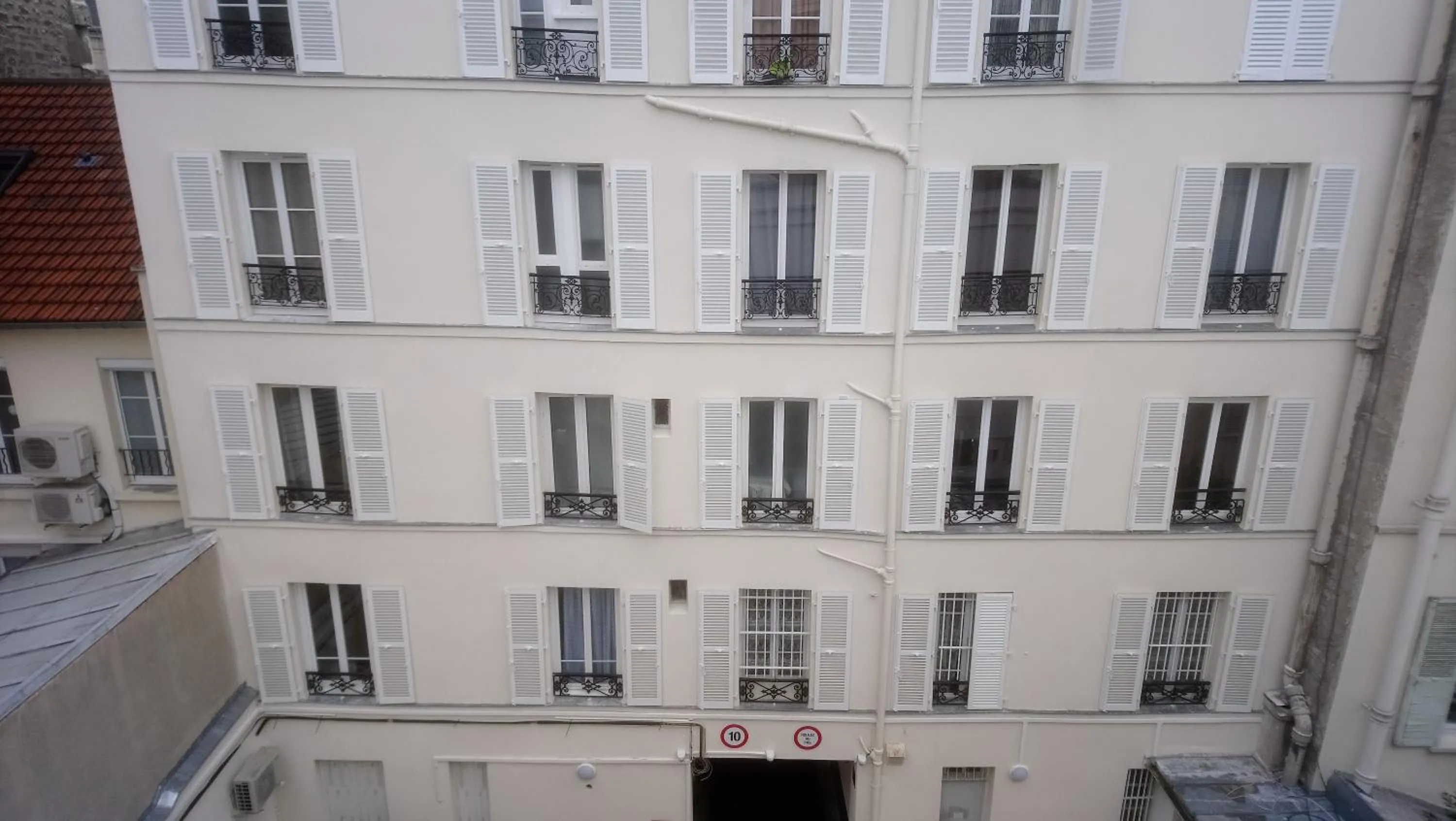 Property building in Meublés de Tourisme à Vincennes