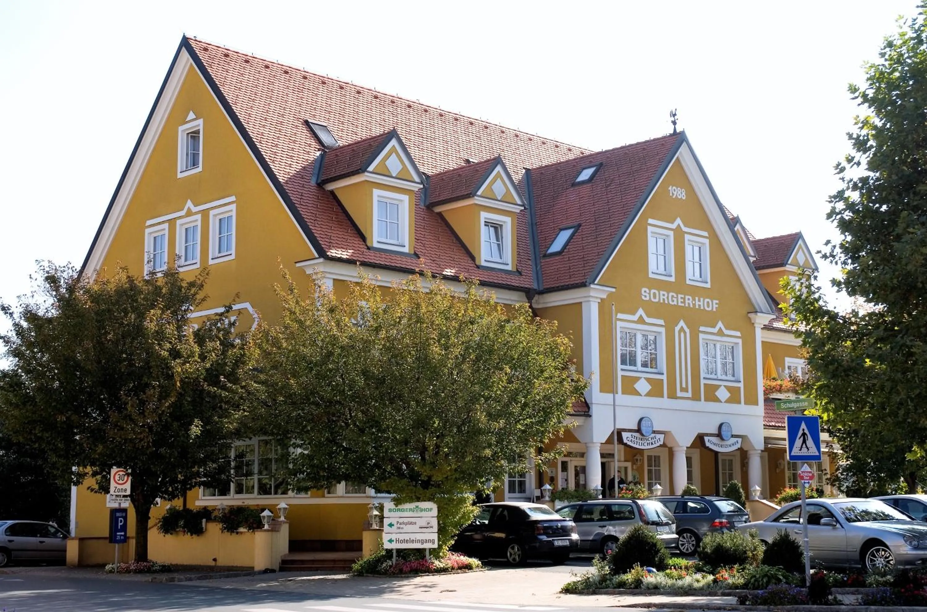 Facade/entrance in Sorgerhof