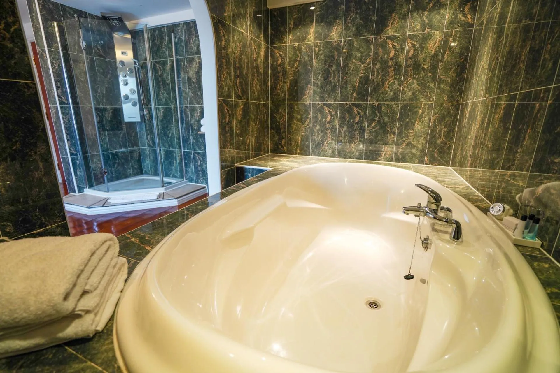 Bathroom in Gomersal Park Hotel & Bazaar Spa