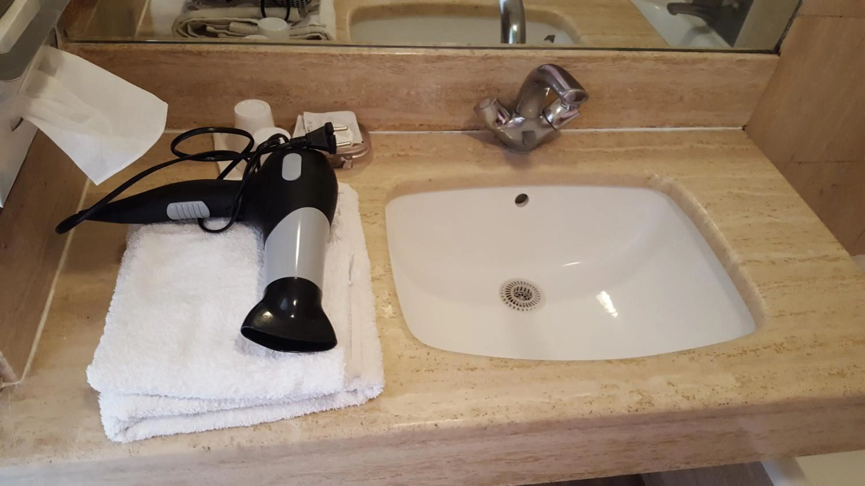 Bathroom in Hôtel Média