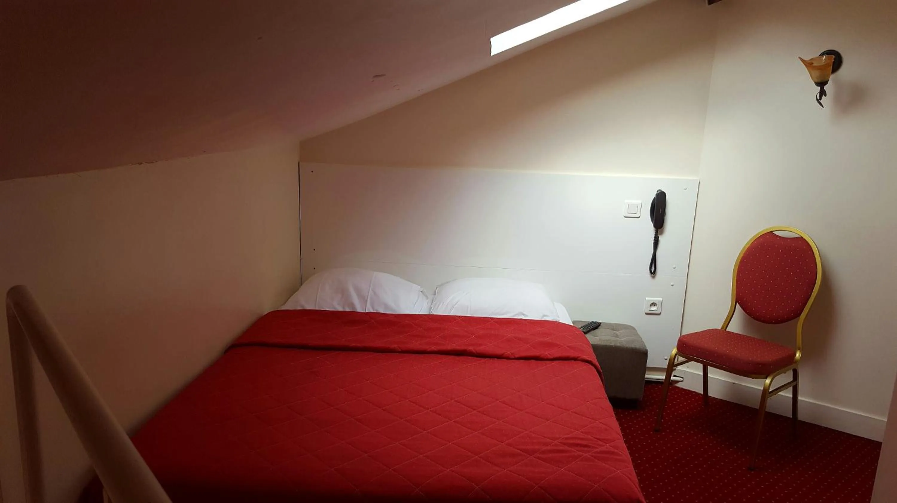 Bedroom, Bed in Hôtel Média