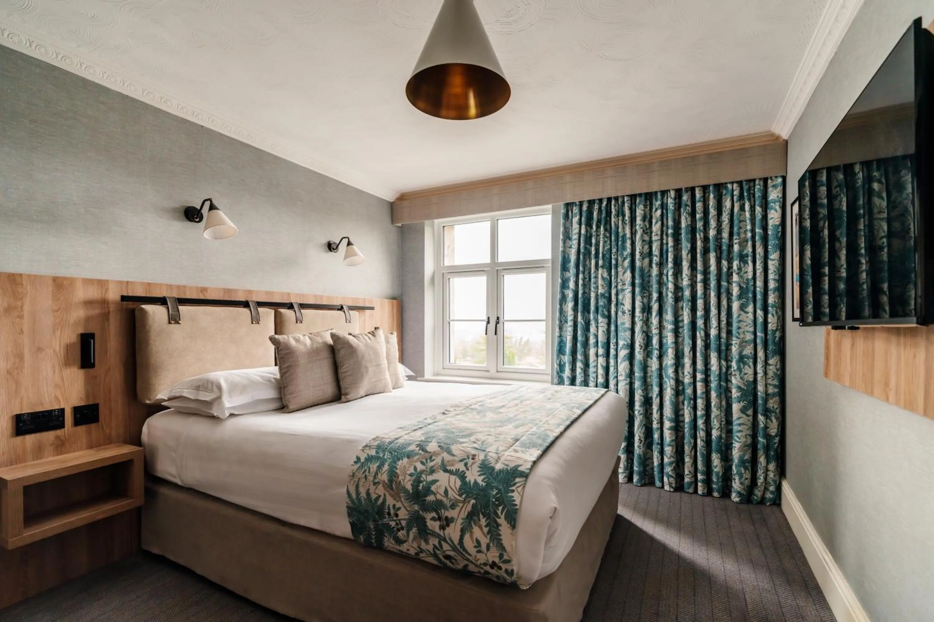 Photo of the whole room, Bed in Craig Manor