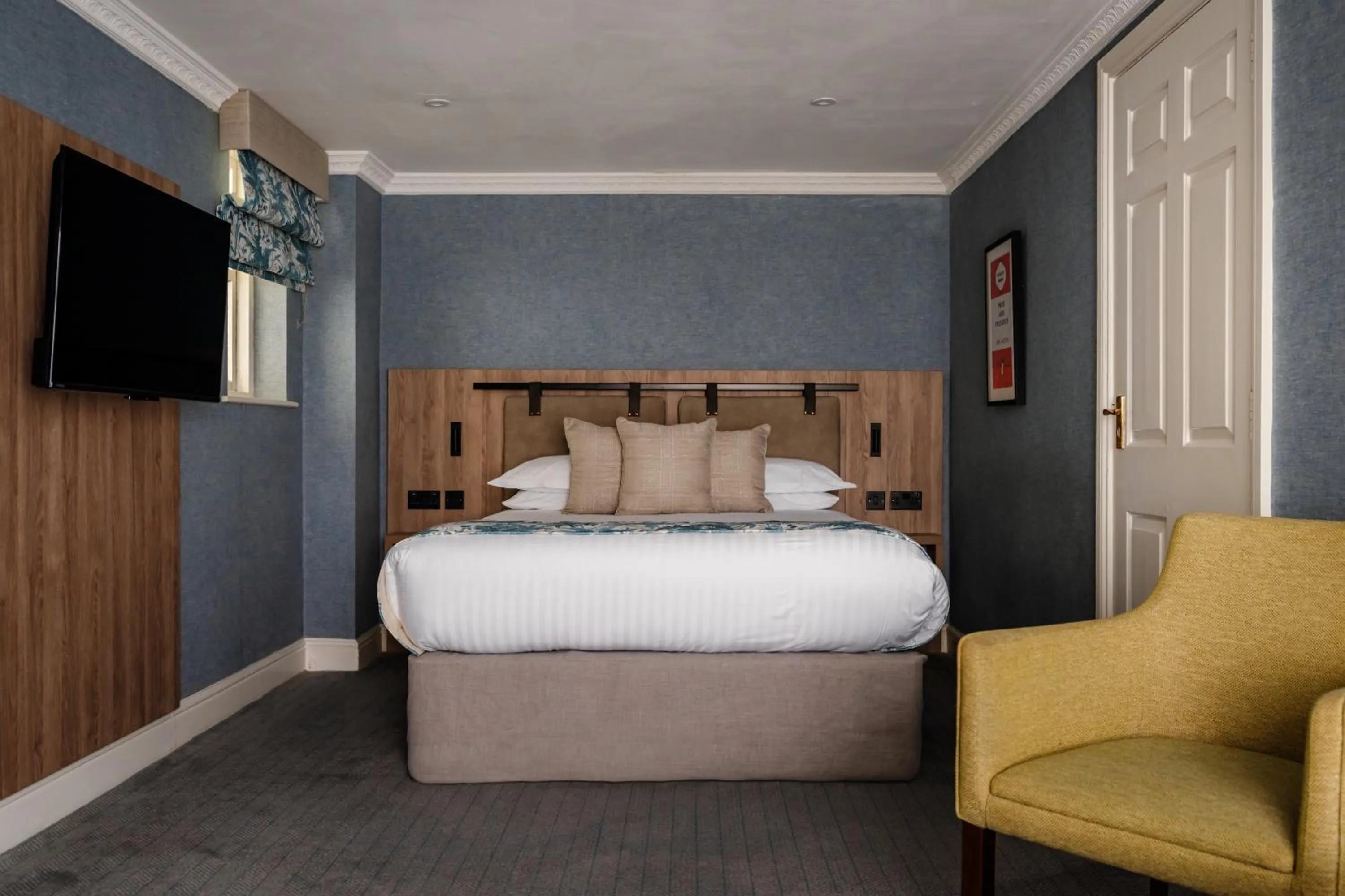 Bedroom, Bed in Craig Manor