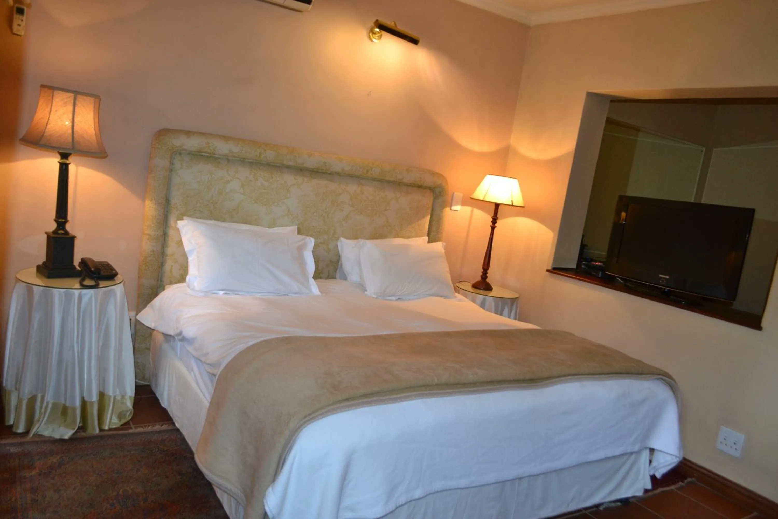 TV and multimedia, Bed in Foxwood House Boutique Hotel