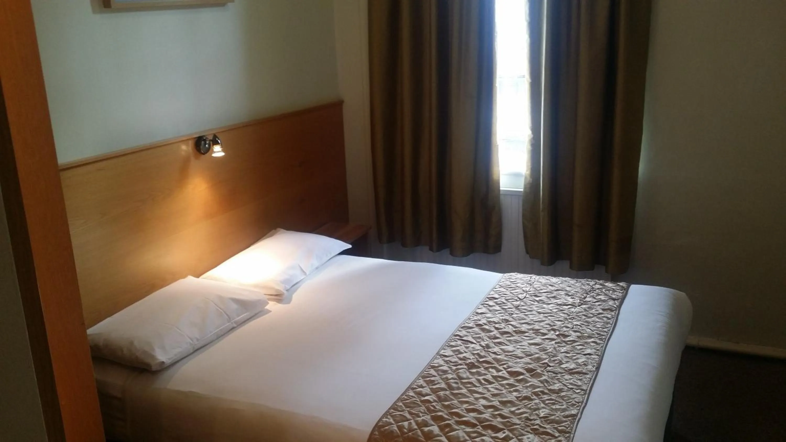 Bedroom, Bed in Arriva Hotel
