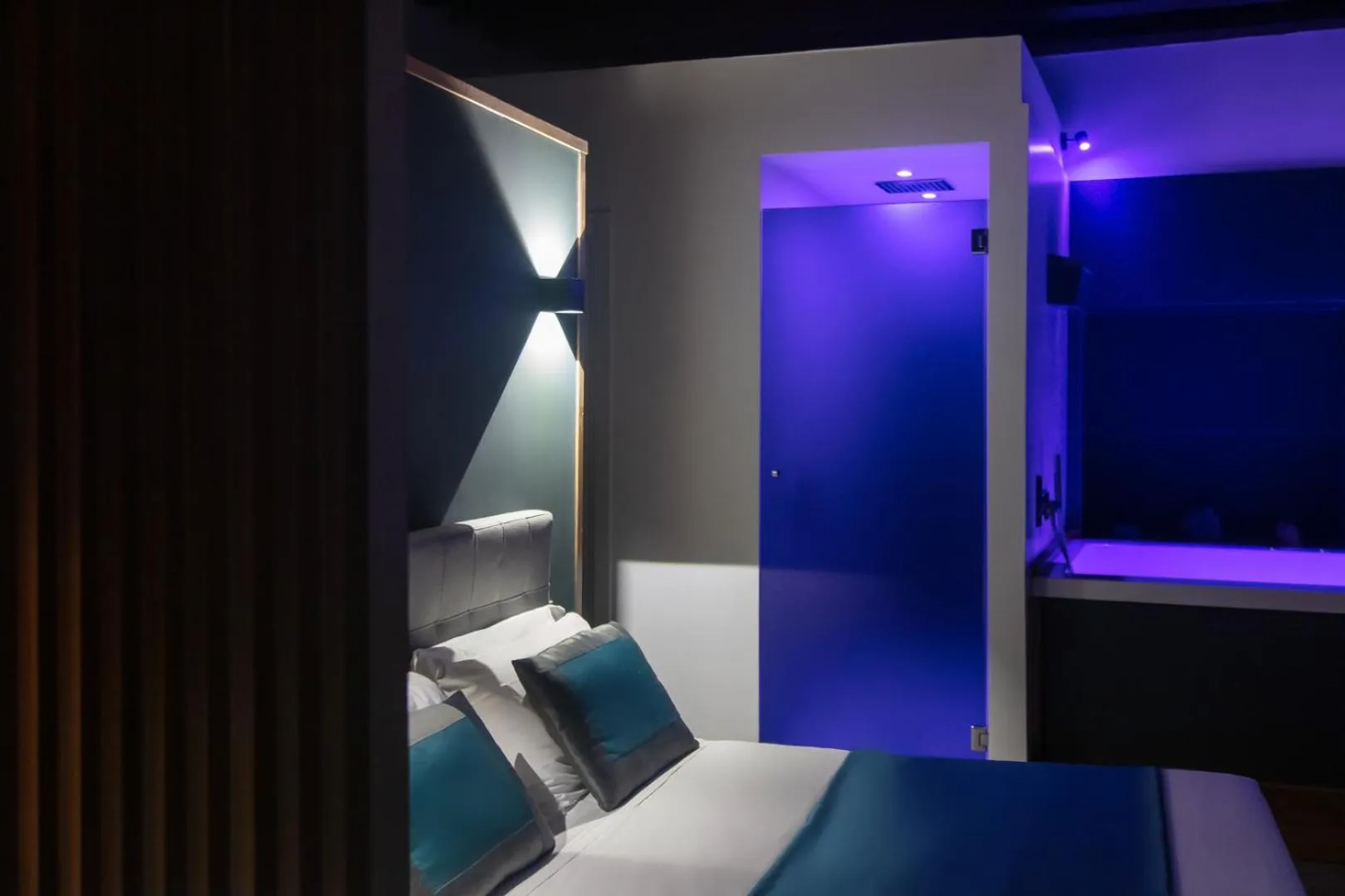 Photo of the whole room, Bed in Carten