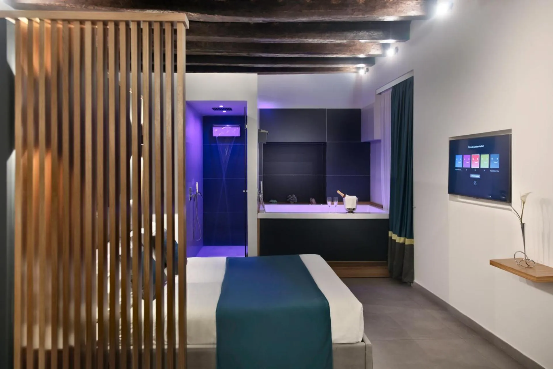 Photo of the whole room, Bed in Carten