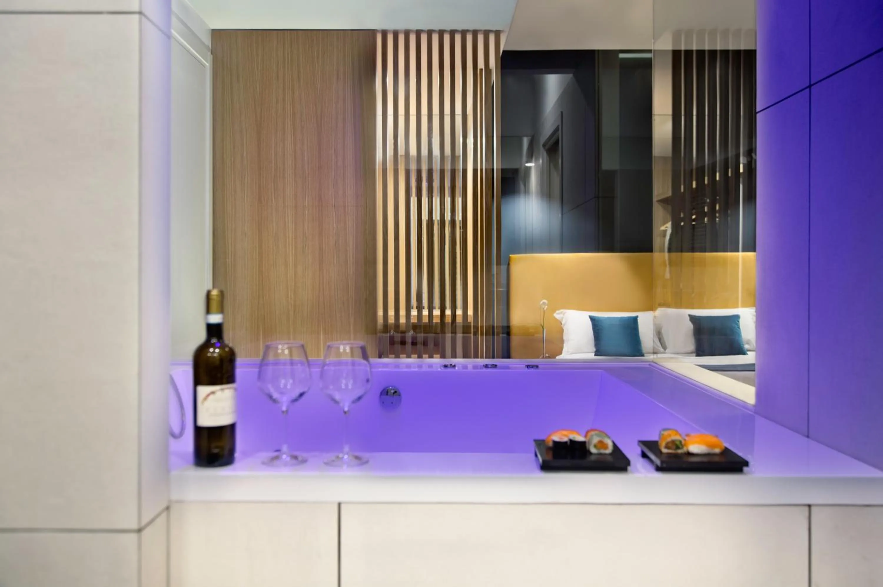 Photo of the whole room, Bed in Carten