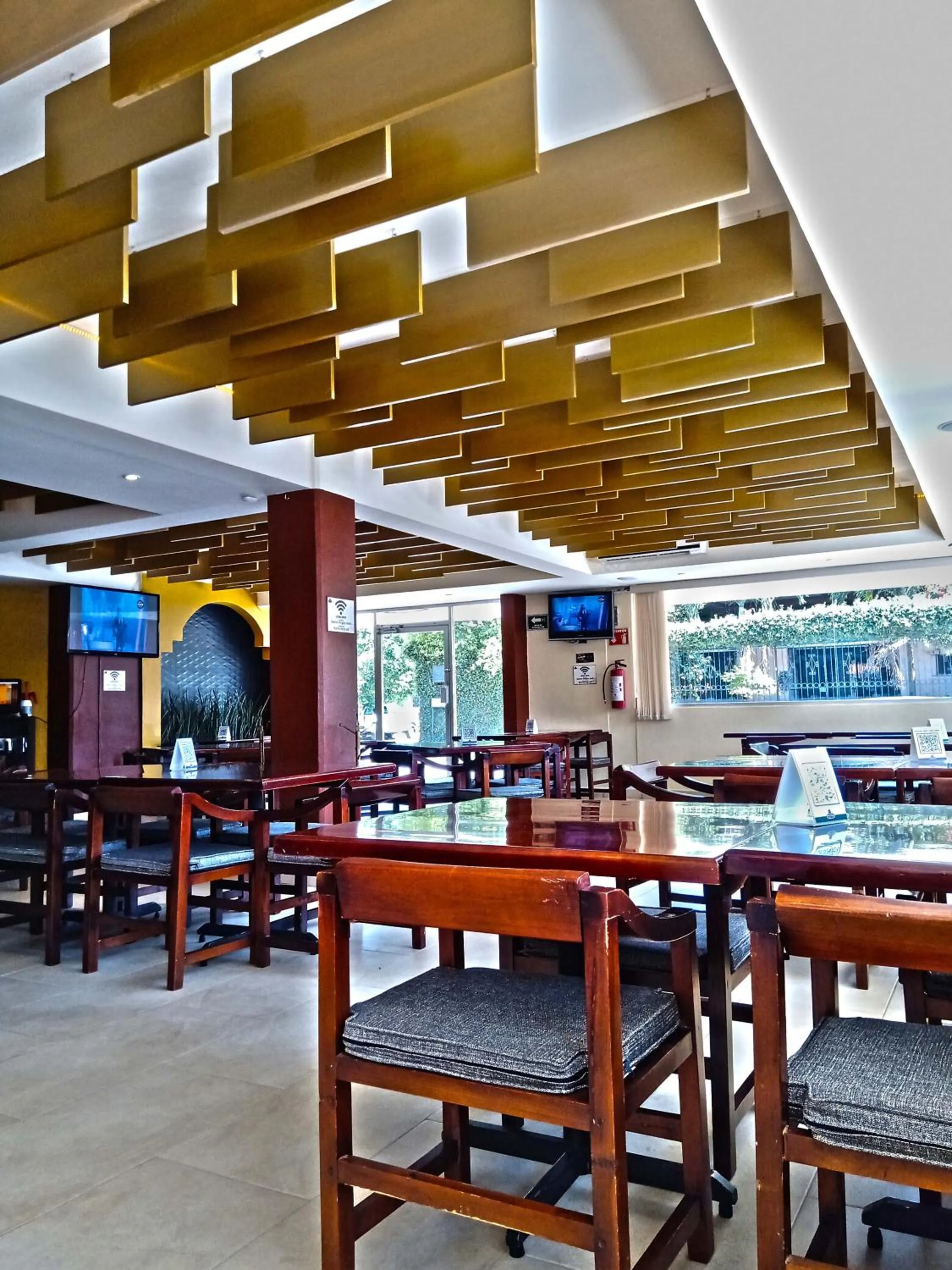 Restaurant/places to eat in Villa Esmeralda