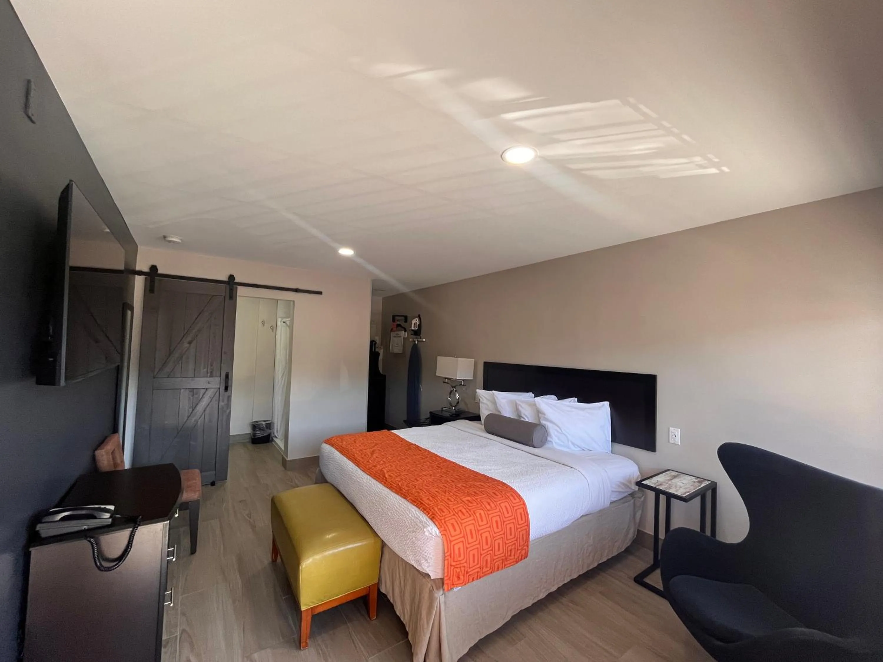 Bed in Howard Johnson by Wyndham Flagstaff University West