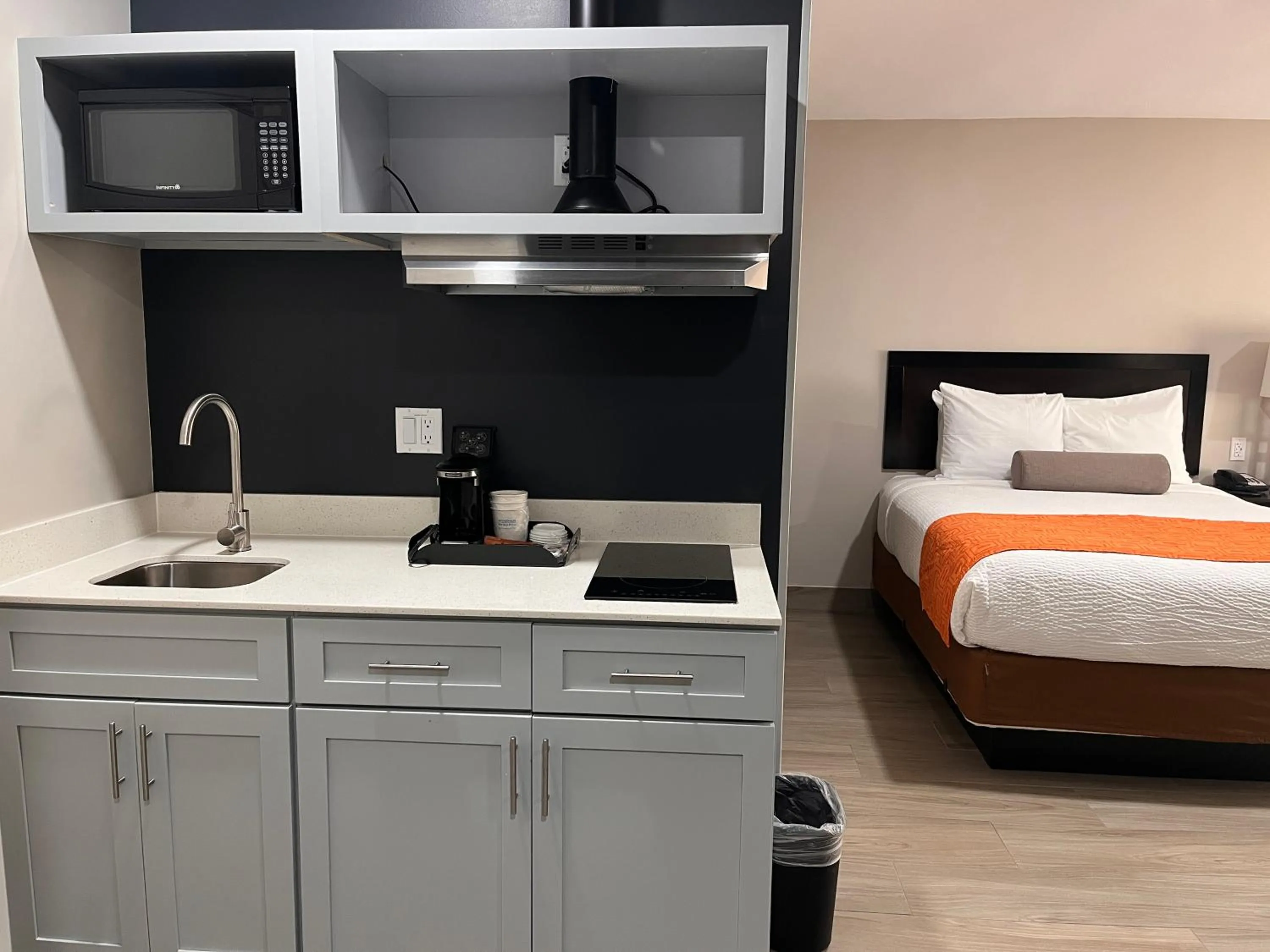 Kitchen or kitchenette, Bed in Howard Johnson by Wyndham Flagstaff University West