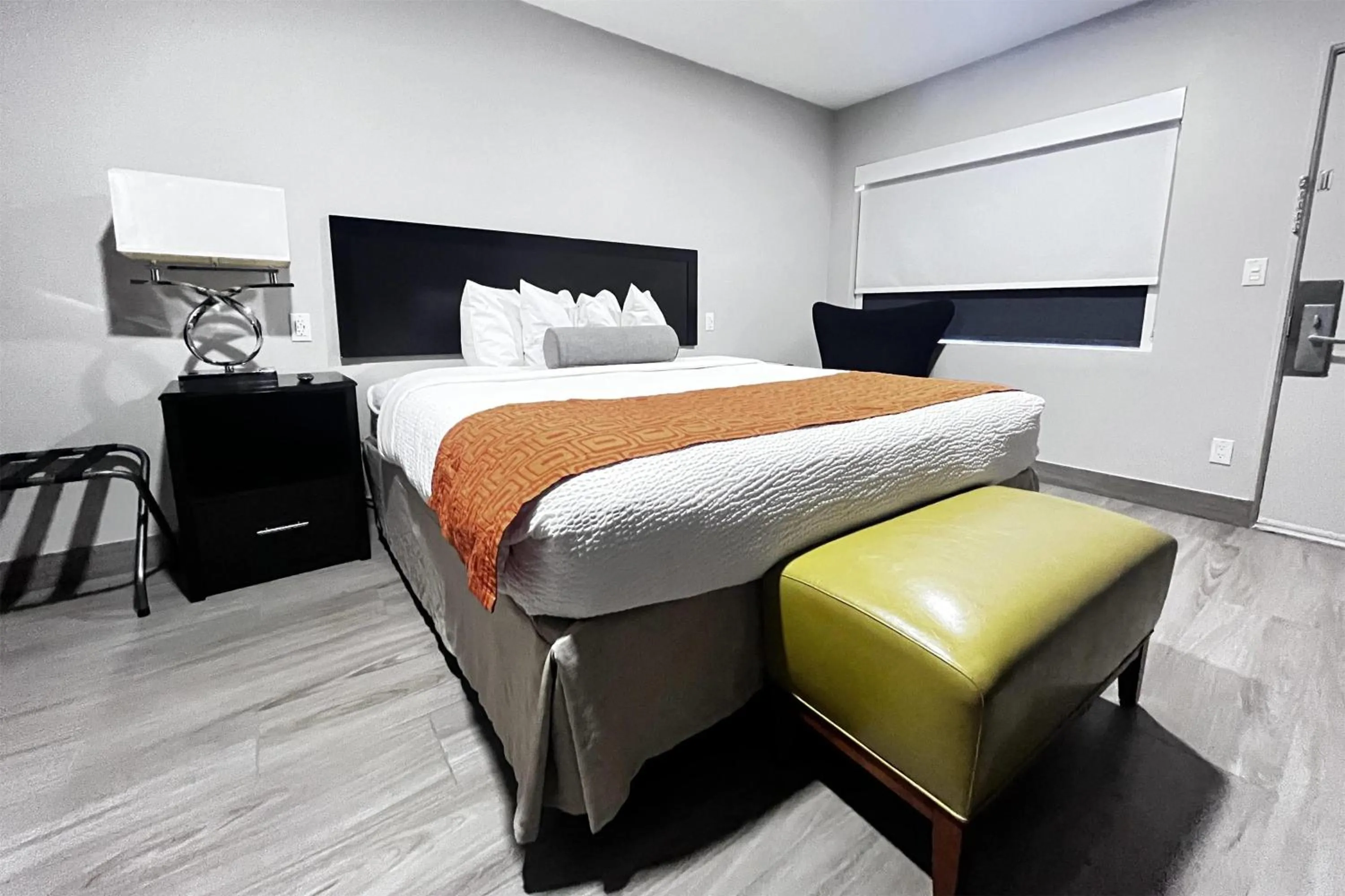 Photo of the whole room, Bed in Howard Johnson by Wyndham Flagstaff University West