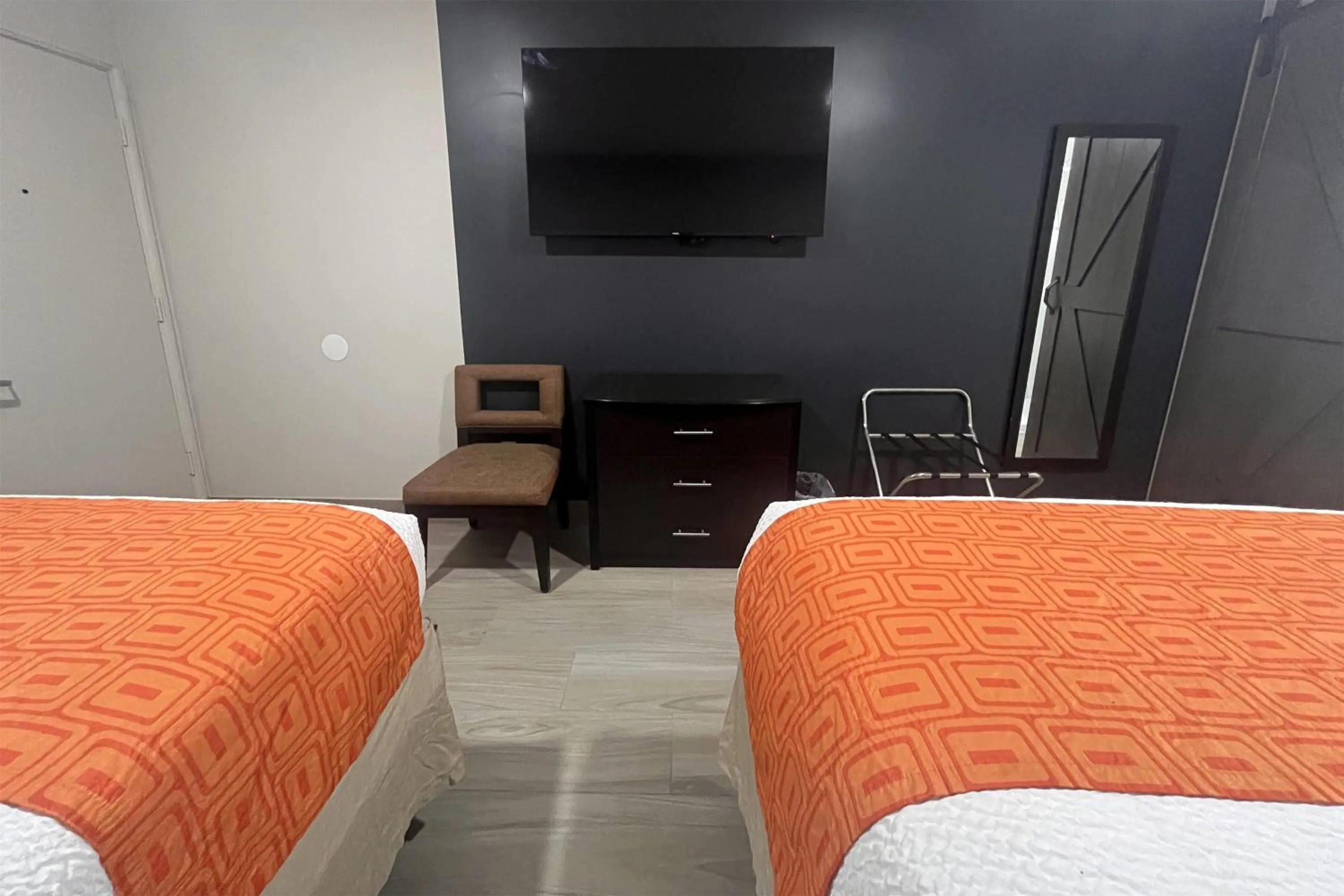 Photo of the whole room, Bed in Howard Johnson by Wyndham Flagstaff University West