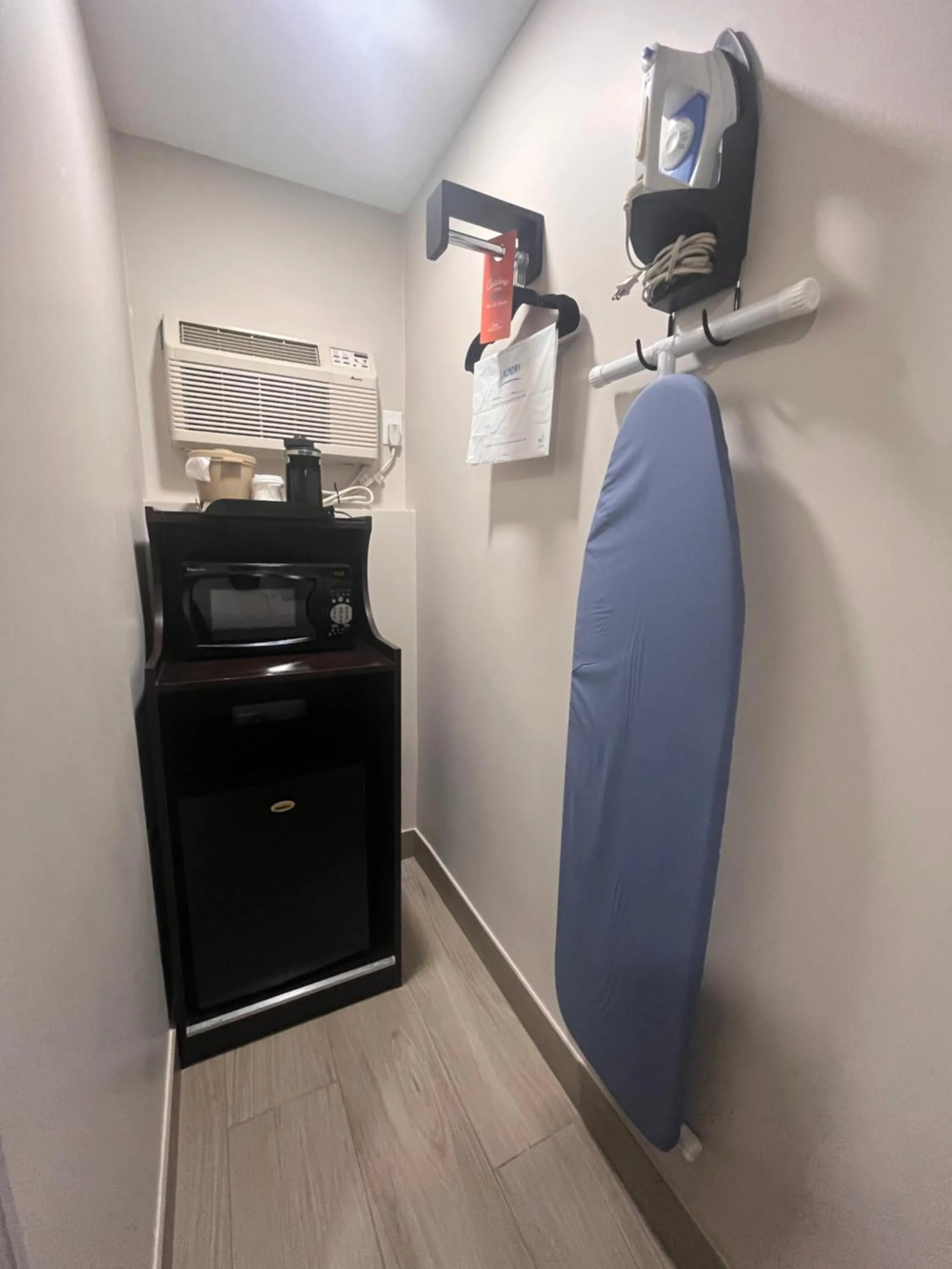 flat iron in Howard Johnson by Wyndham Flagstaff University West