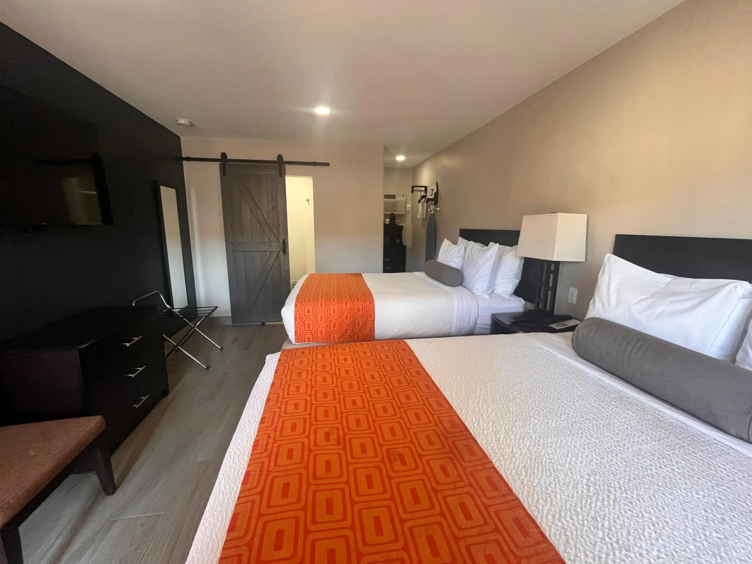 Bed in Howard Johnson by Wyndham Flagstaff University West