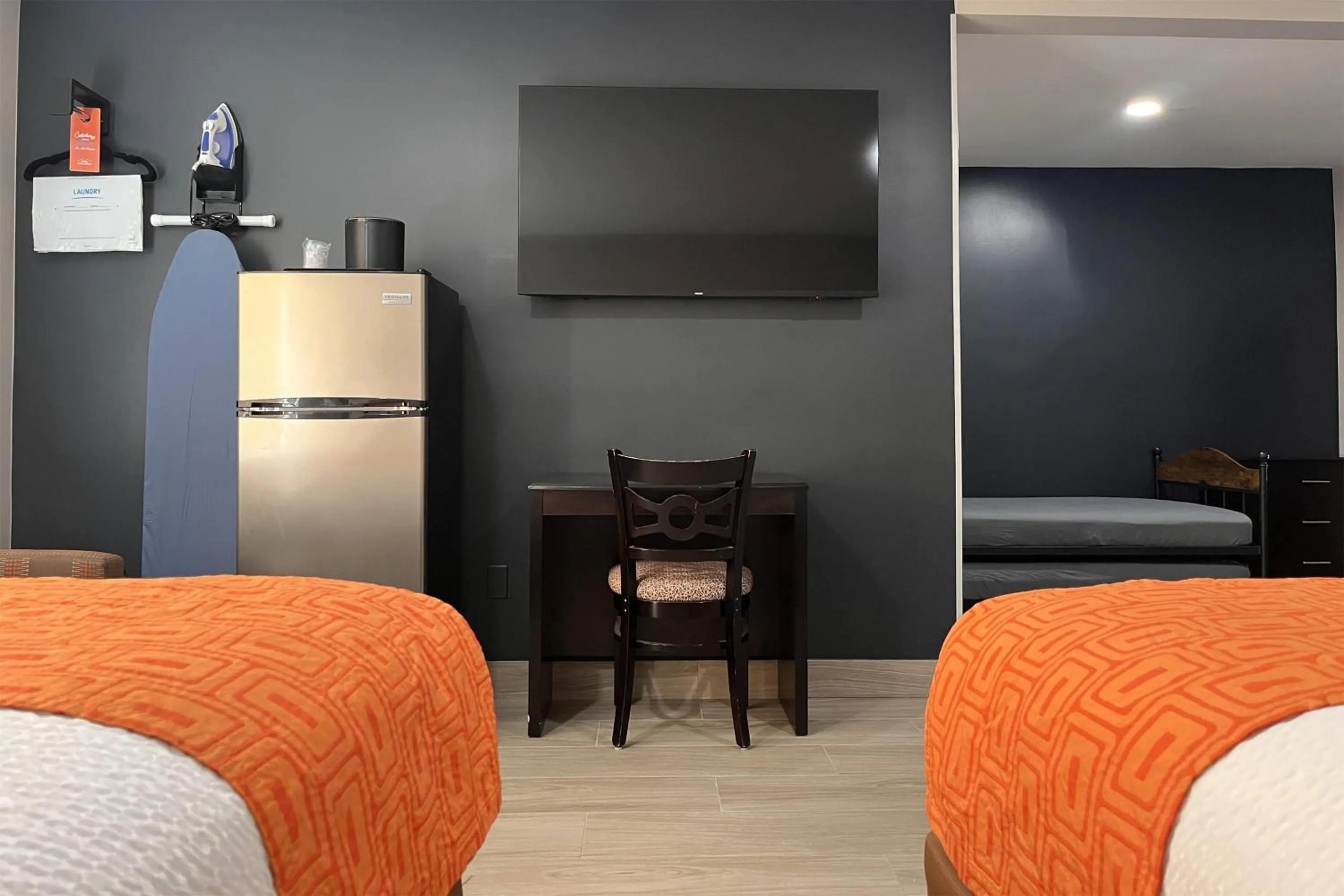 Photo of the whole room, Bed in Howard Johnson by Wyndham Flagstaff University West