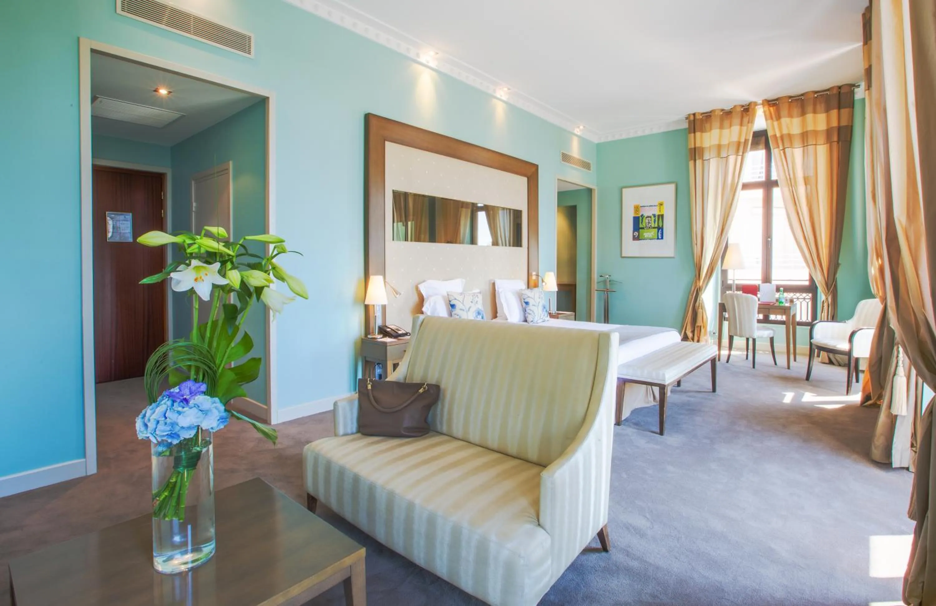 Photo of the whole room, Bed in Westminster Hotel & Spa Nice