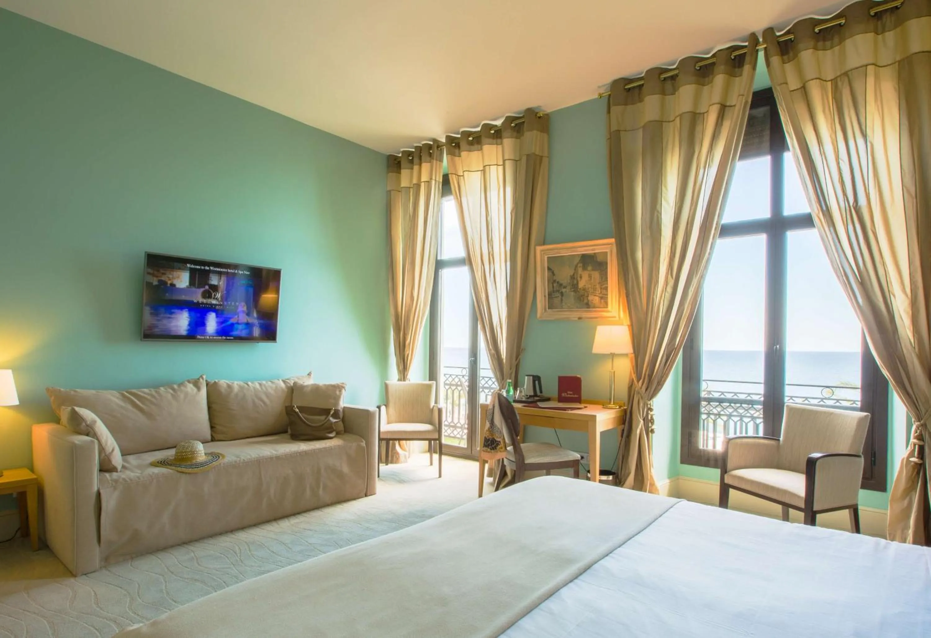 Photo of the whole room, Bed in Westminster Hotel & Spa Nice