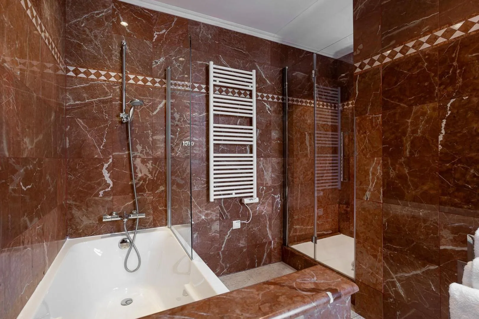 Shower in Westminster Hotel & Spa Nice